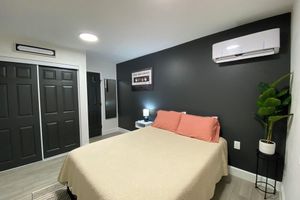 Alquiler Vacacional - Cozy 1-BR/1-BA Modern Tiny Home w/Pool & Hot Tub & Spacious Yard w/Covered Patio