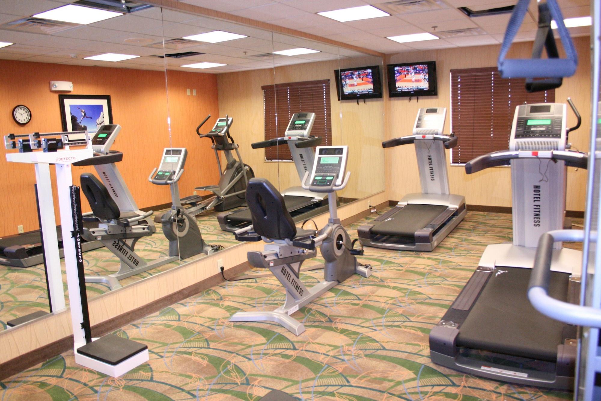 Gimnasio Holiday Inn Express Hotel & Suites Pratt by IHG