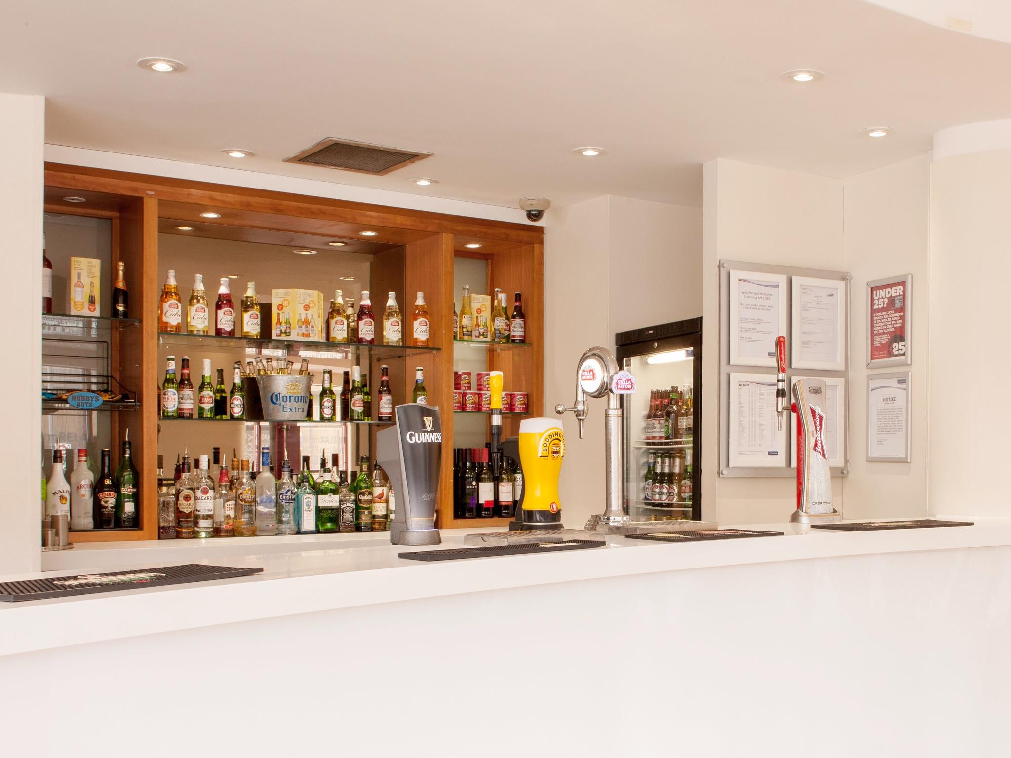 Bar/lounge Travelodge London Wembley Hotel
