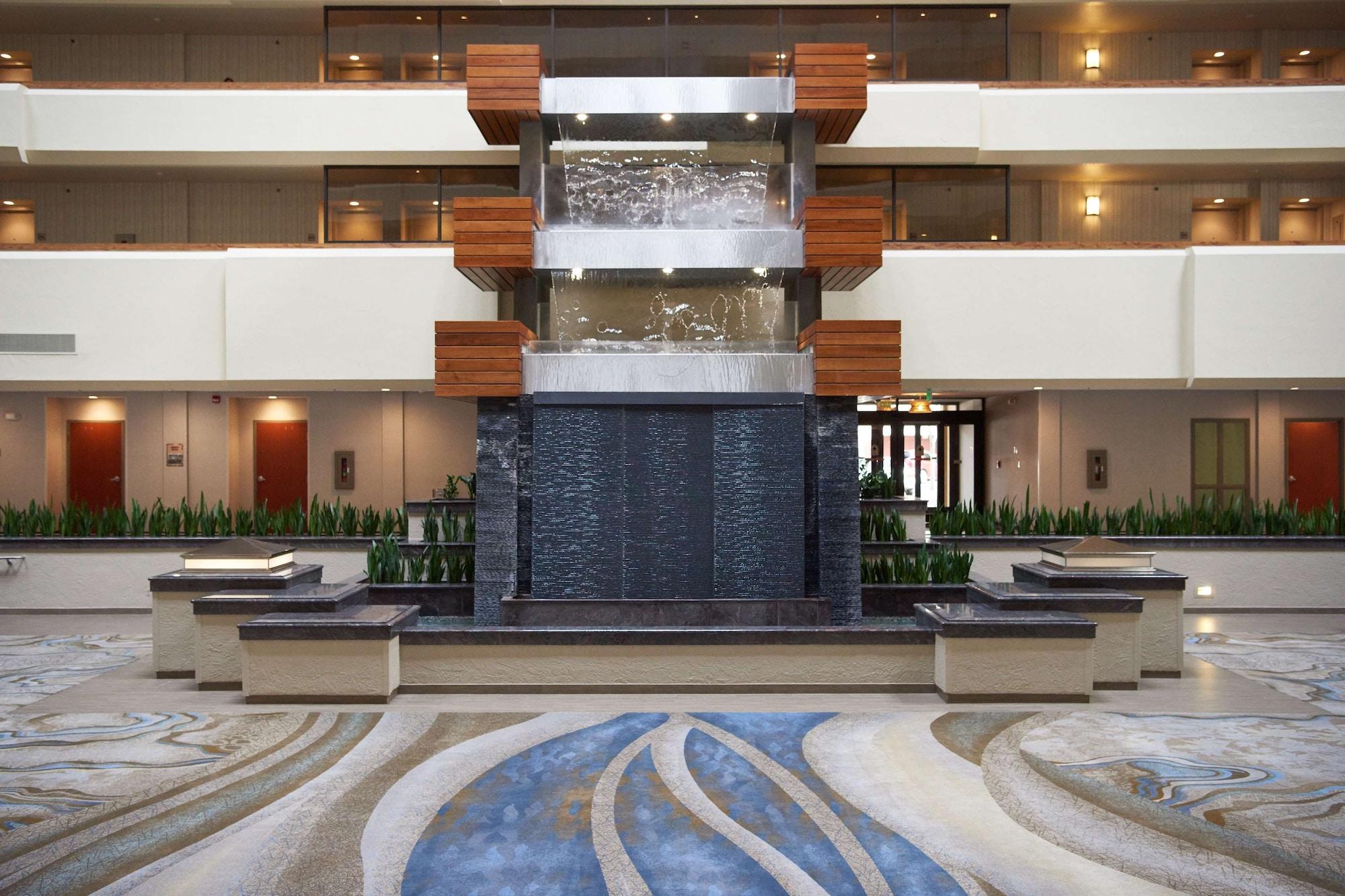 Vista Lobby DoubleTree by Hilton Fresno Convention Center