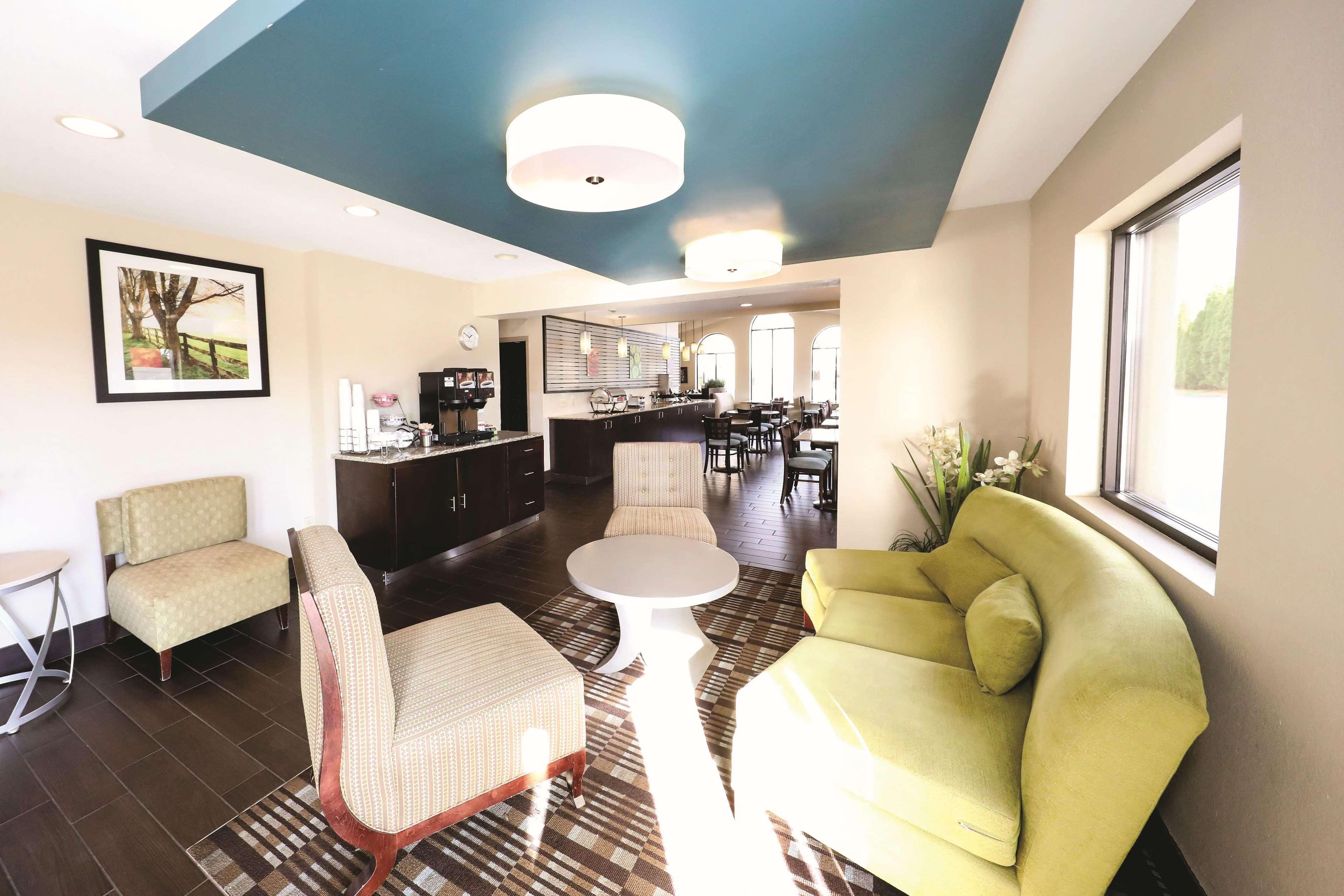 Vista Lobby La Quinta Inn by Wyndham Sandusky near Cedar Point