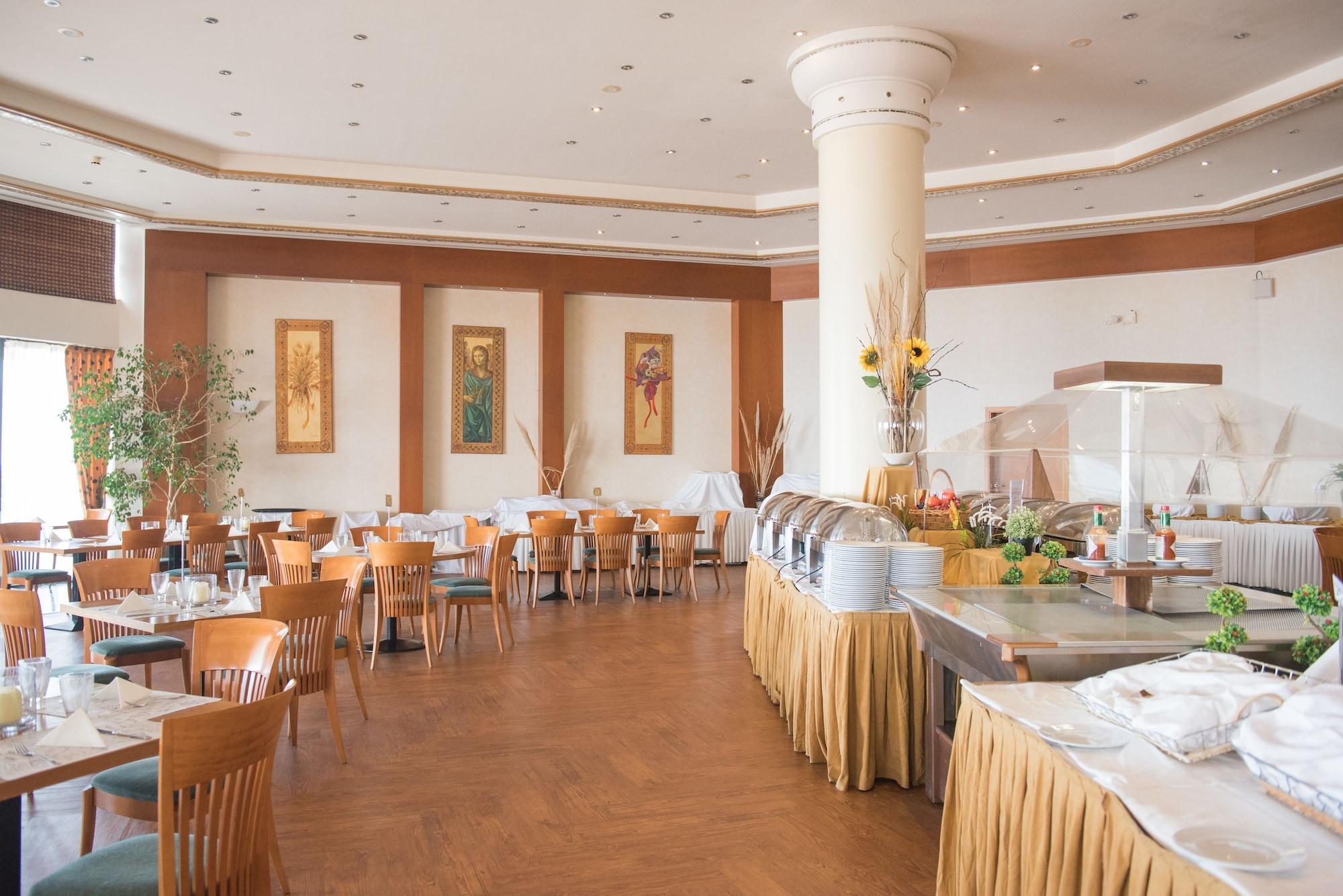 Restaurant Ramada Plaza by Wyndham Thraki