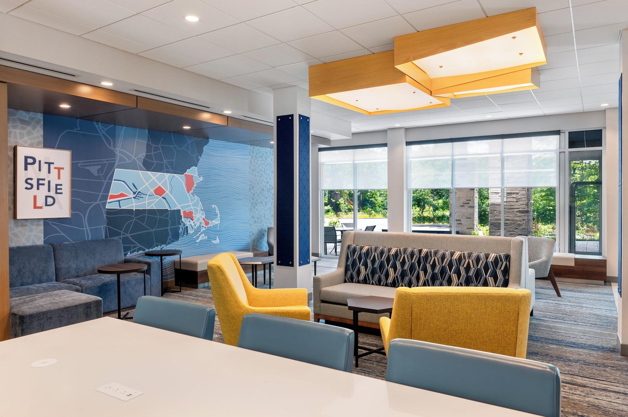 Vista Lobby Holiday Inn Express & Suites Pittsfield - Berkshires by IHG