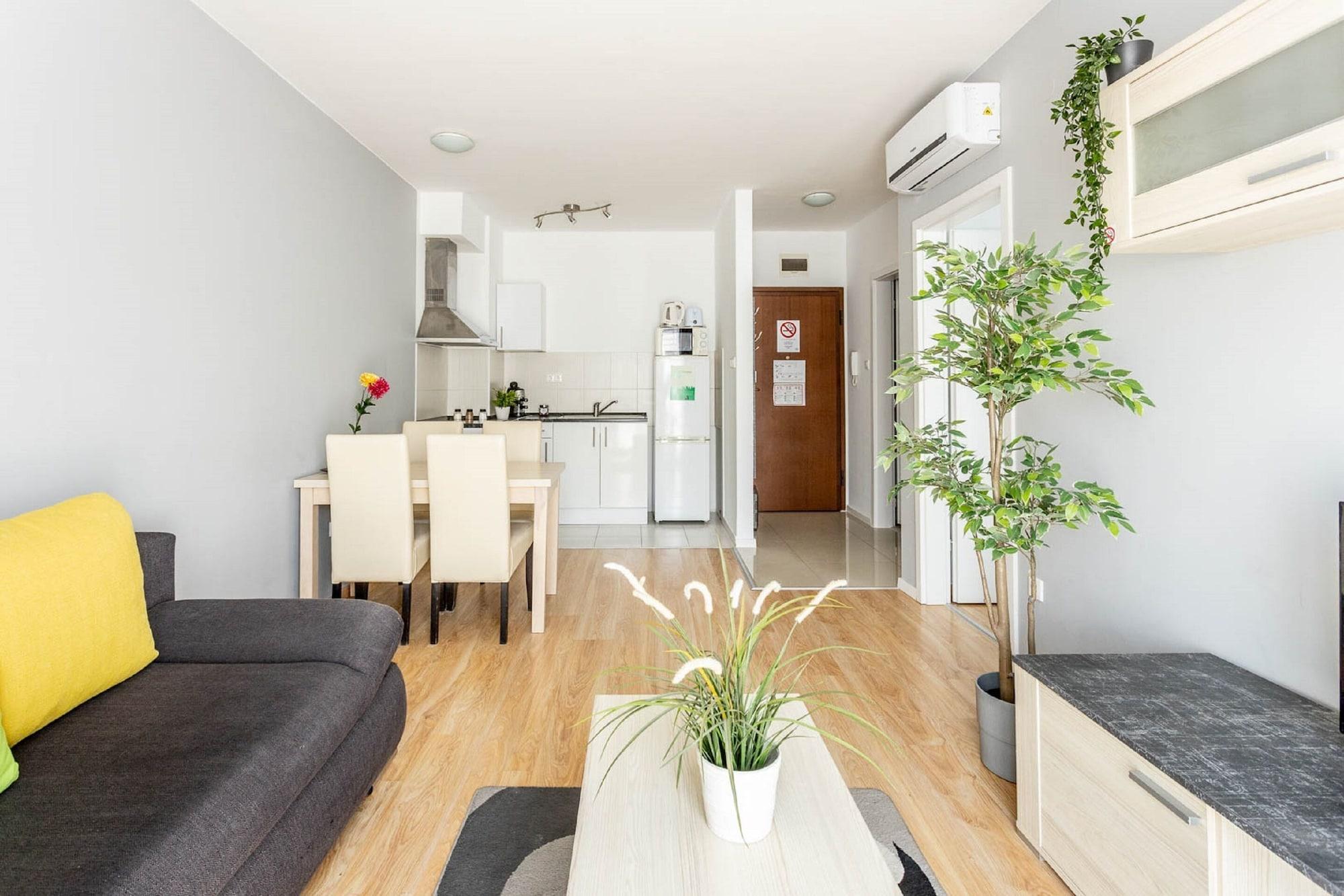 Varios Maple Tree Apartments