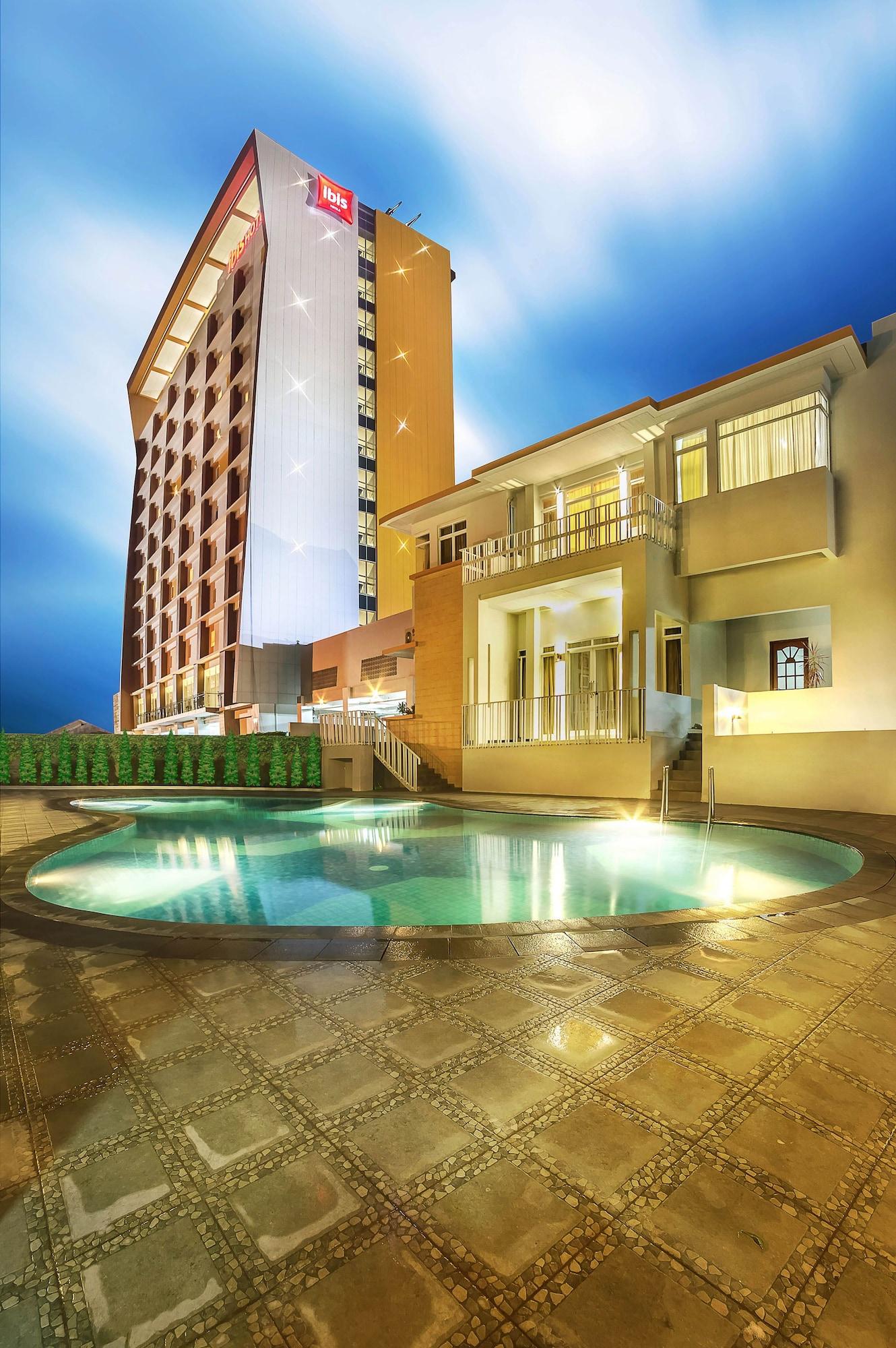 Vista Piscina ibis Padang Hotel