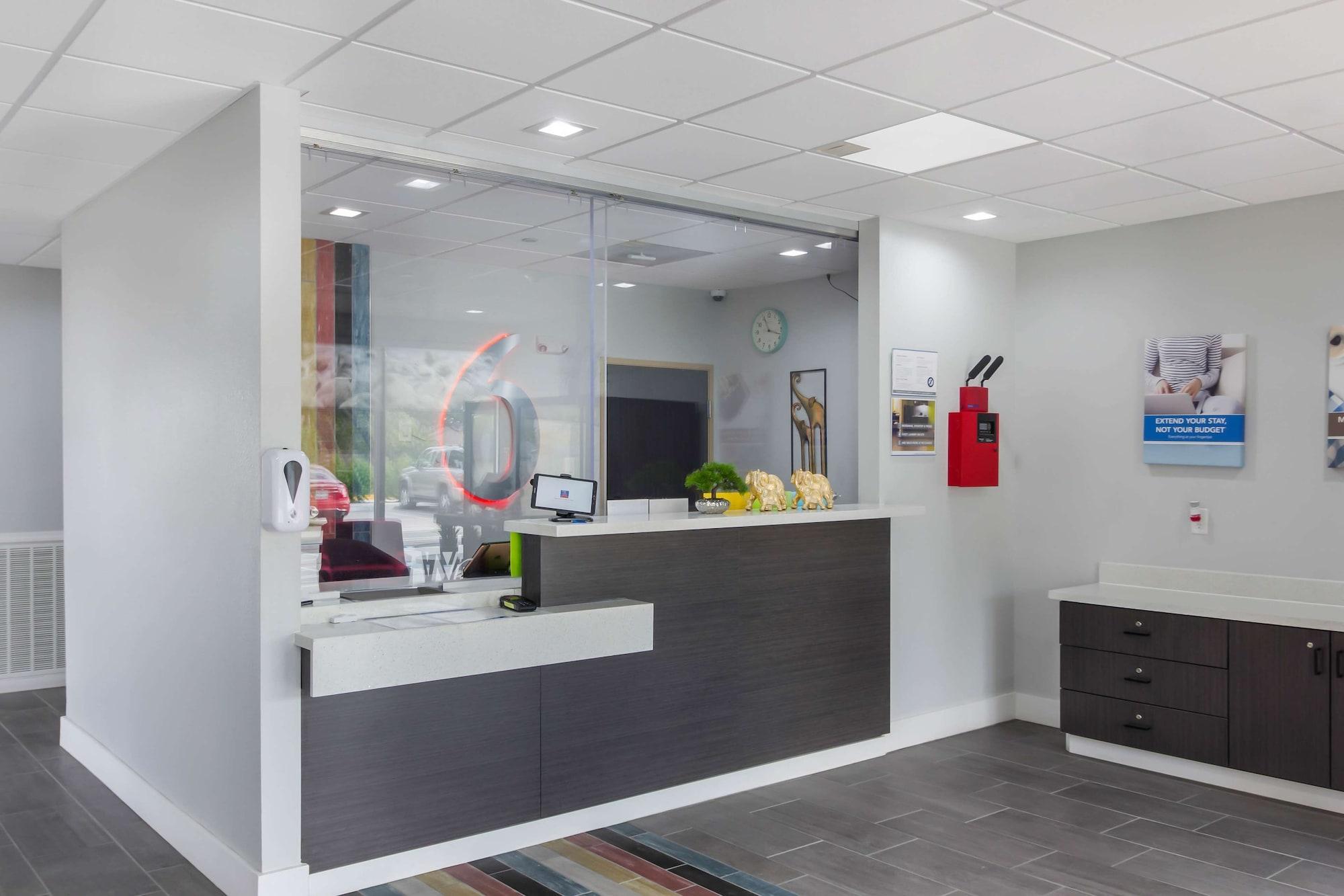 Vista Lobby Studio 6 Katy, TX