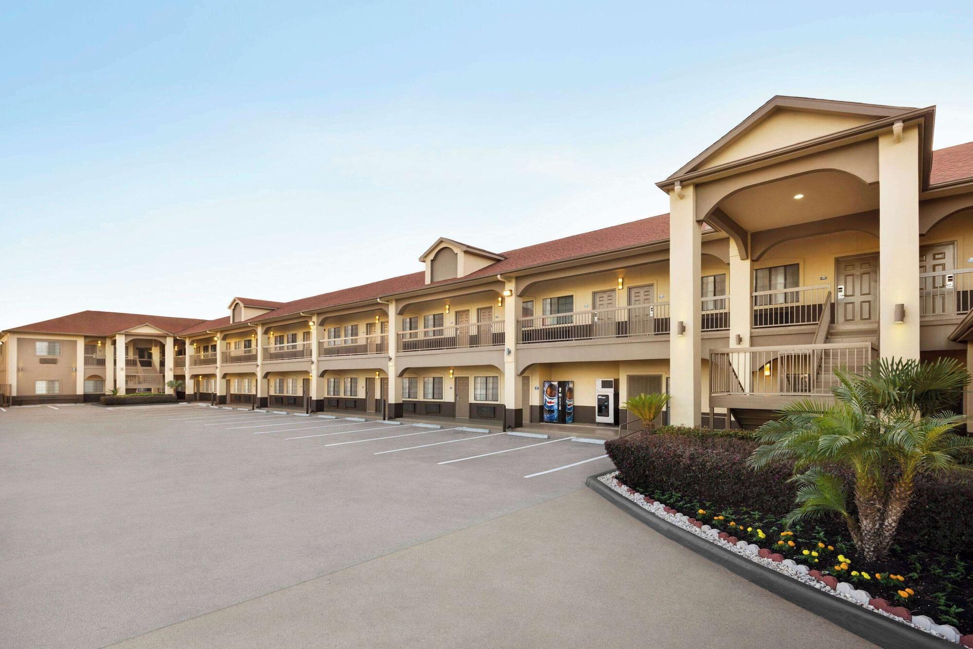 Vista Exterior Days Inn & Suites by Wyndham Houston Hobby Airport