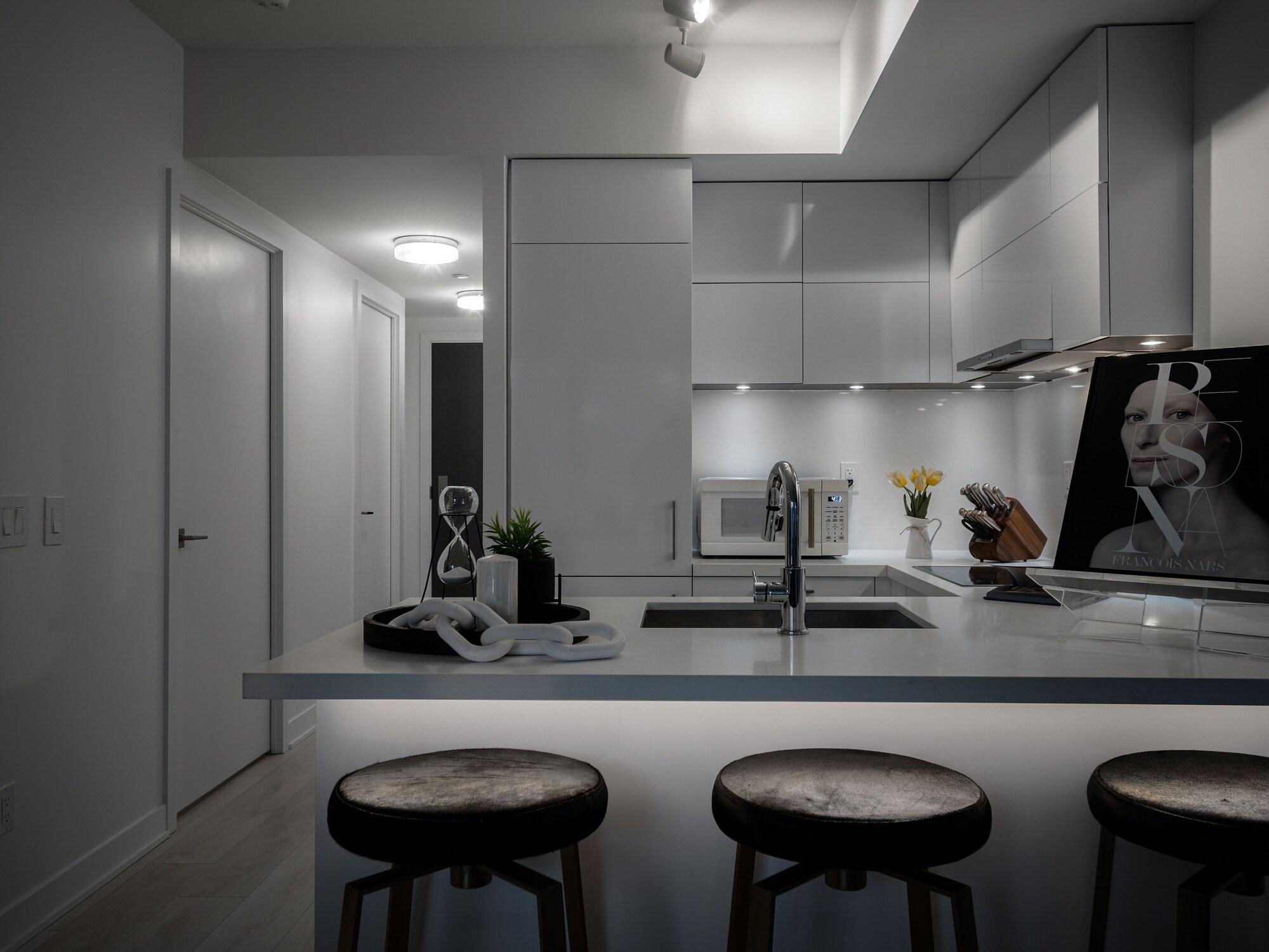 Vista Exterior Stallion Suites Yorkville