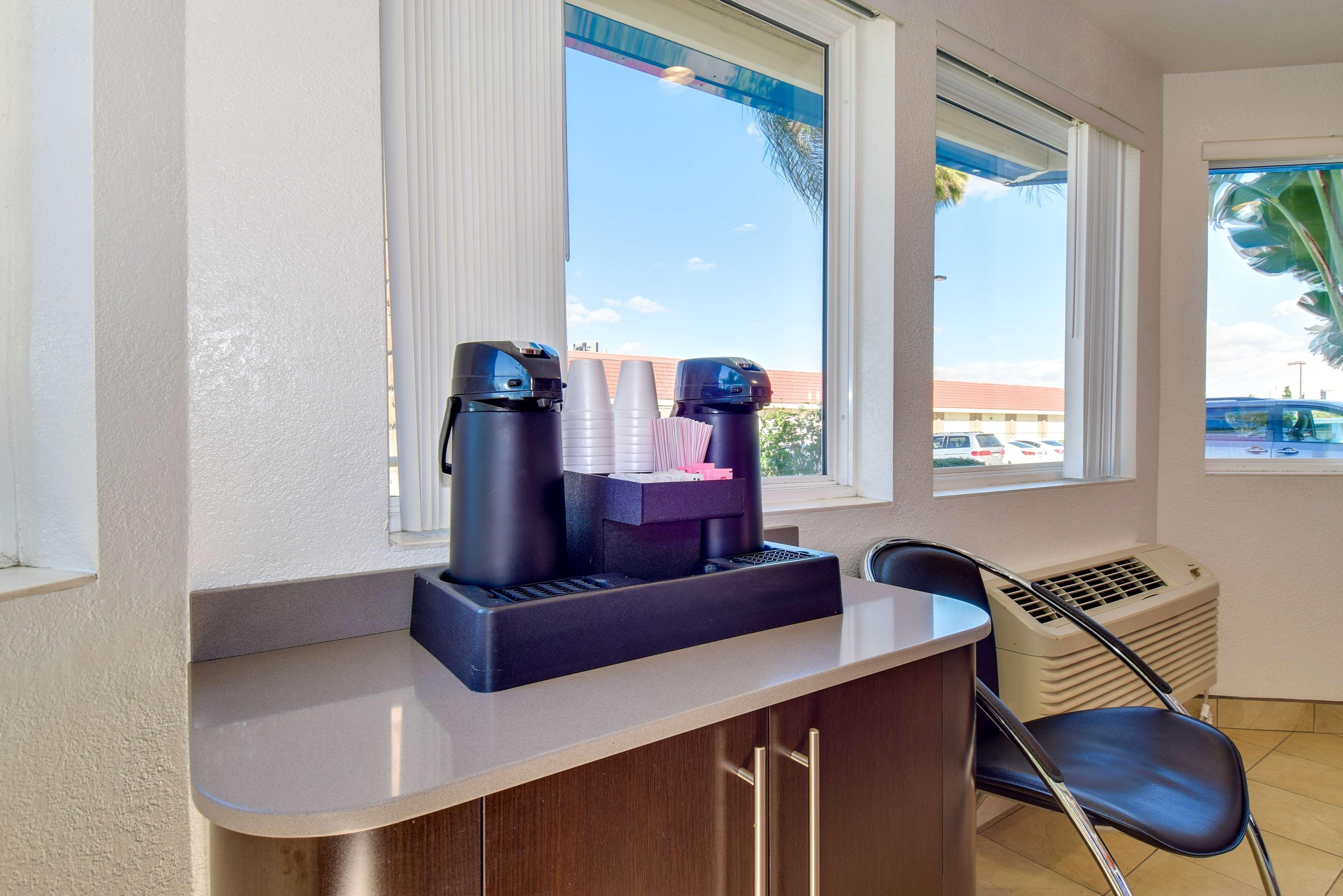 Restaurant Motel 6 Riverside, CA - South
