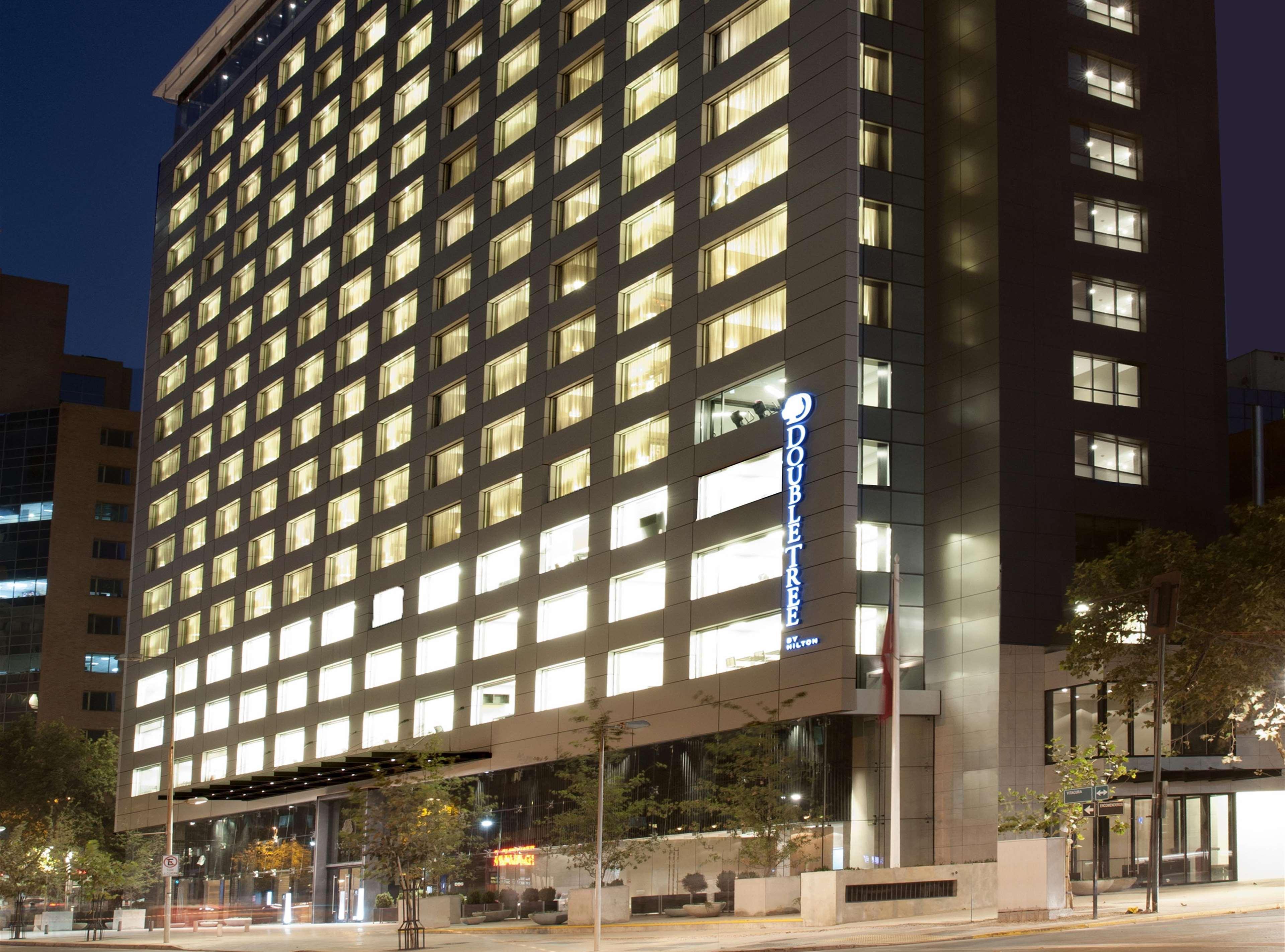 Vista Exterior DoubleTree by Hilton Hotel Santiago - Vitacura