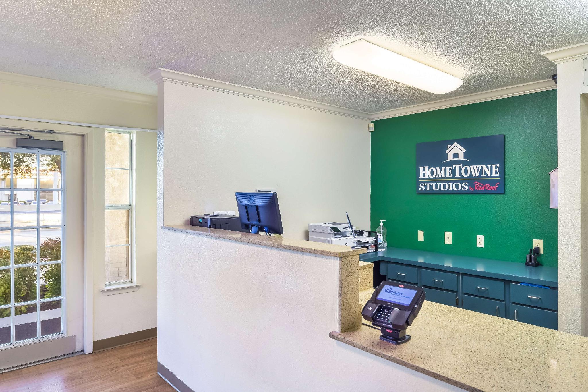 Vista Lobby HomeTowne Studios By Red Roof Dallas - North Addison/ Tollway
