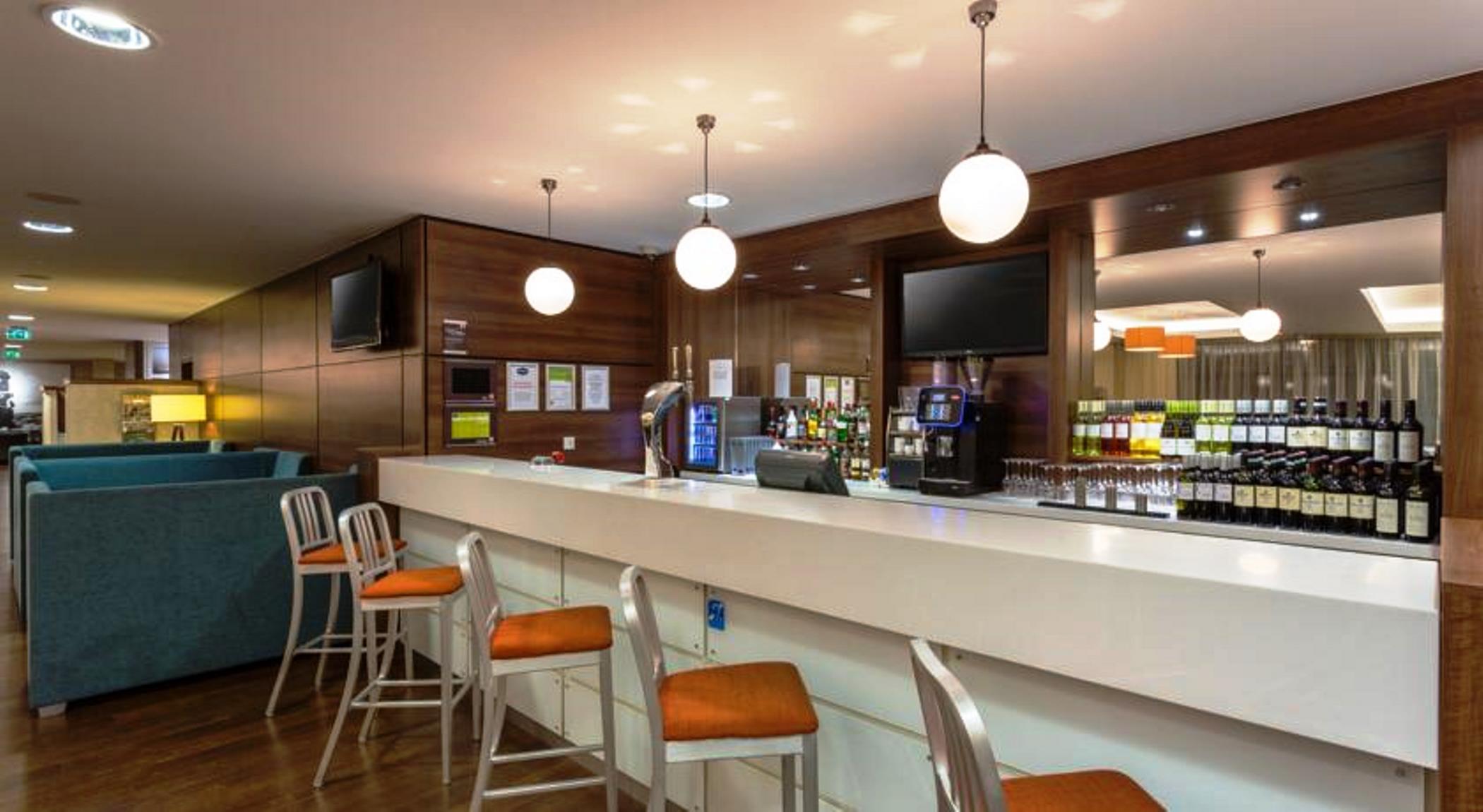 Bar/Salón Hampton by Hilton Exeter Airport