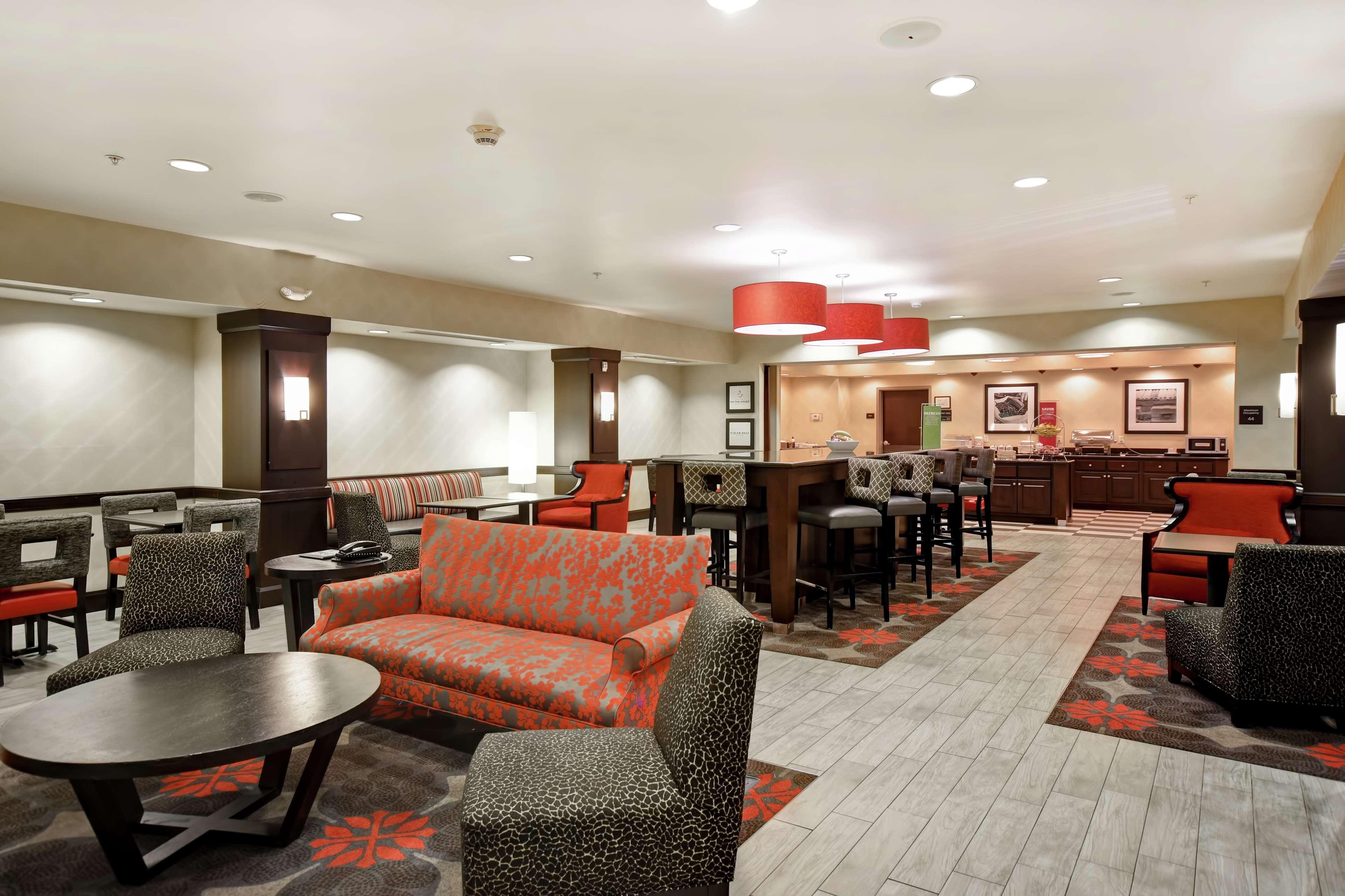 Vista Lobby Hampton Inn Middletown