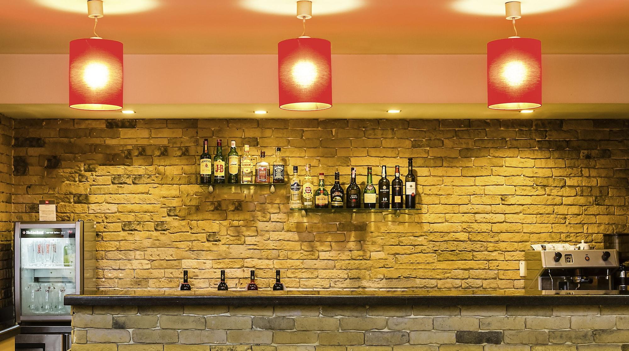 Bar/Salón Ibis Guimaraes