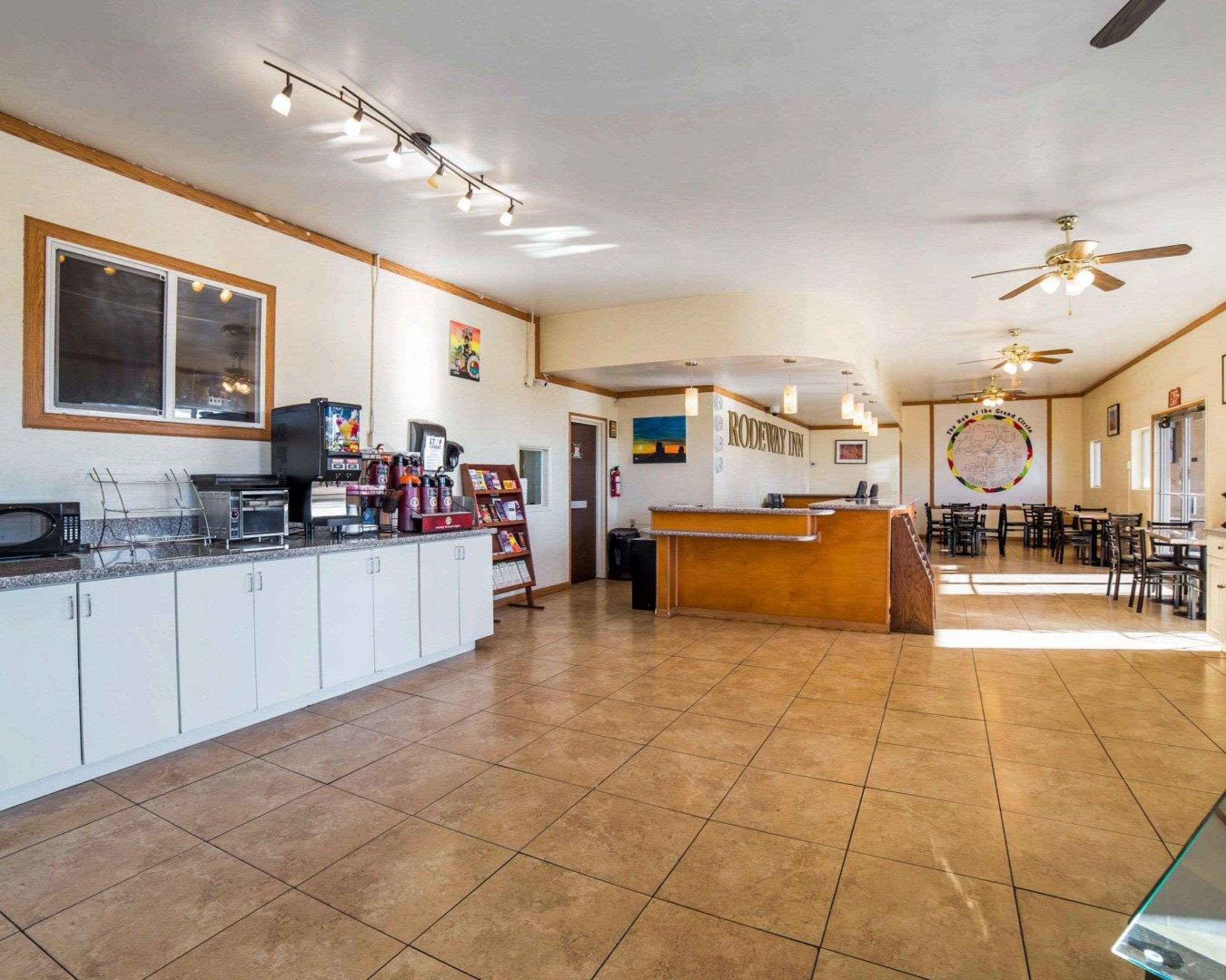 Vista Lobby Rodeway Inn at Lake Powell