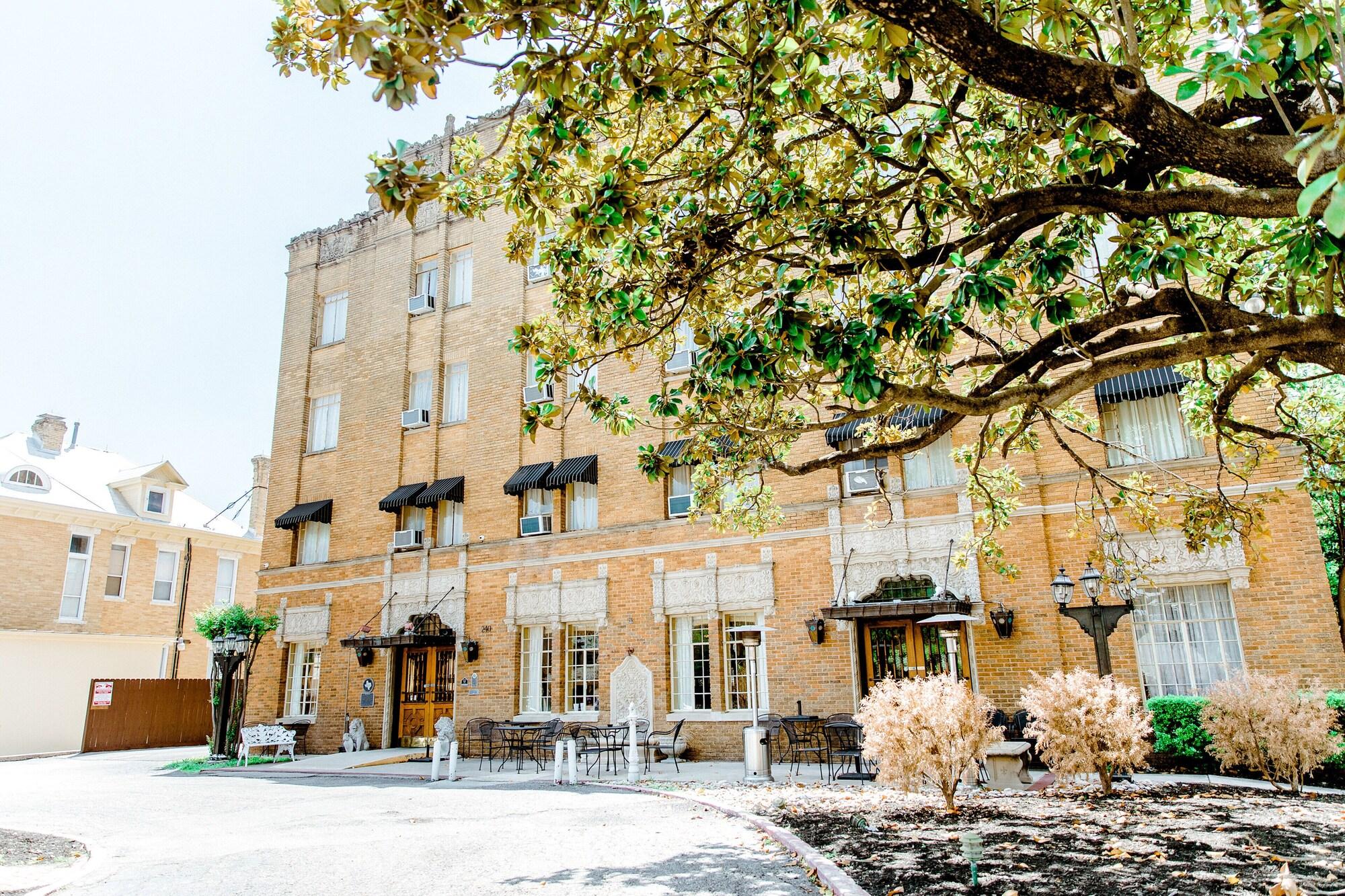 Varios The Faust Hotel