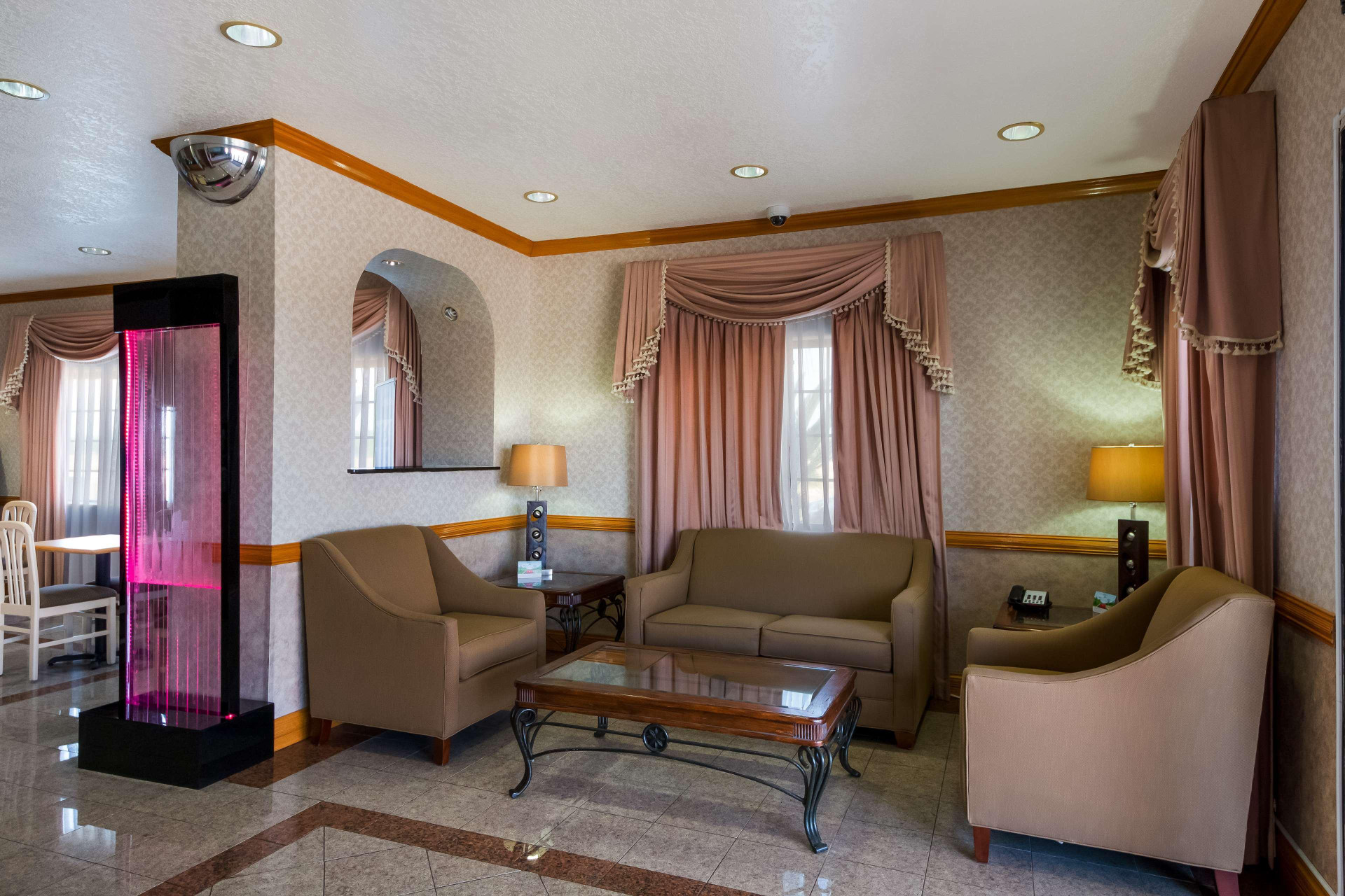 Vista Lobby SureStay by Best Western Falfurrias
