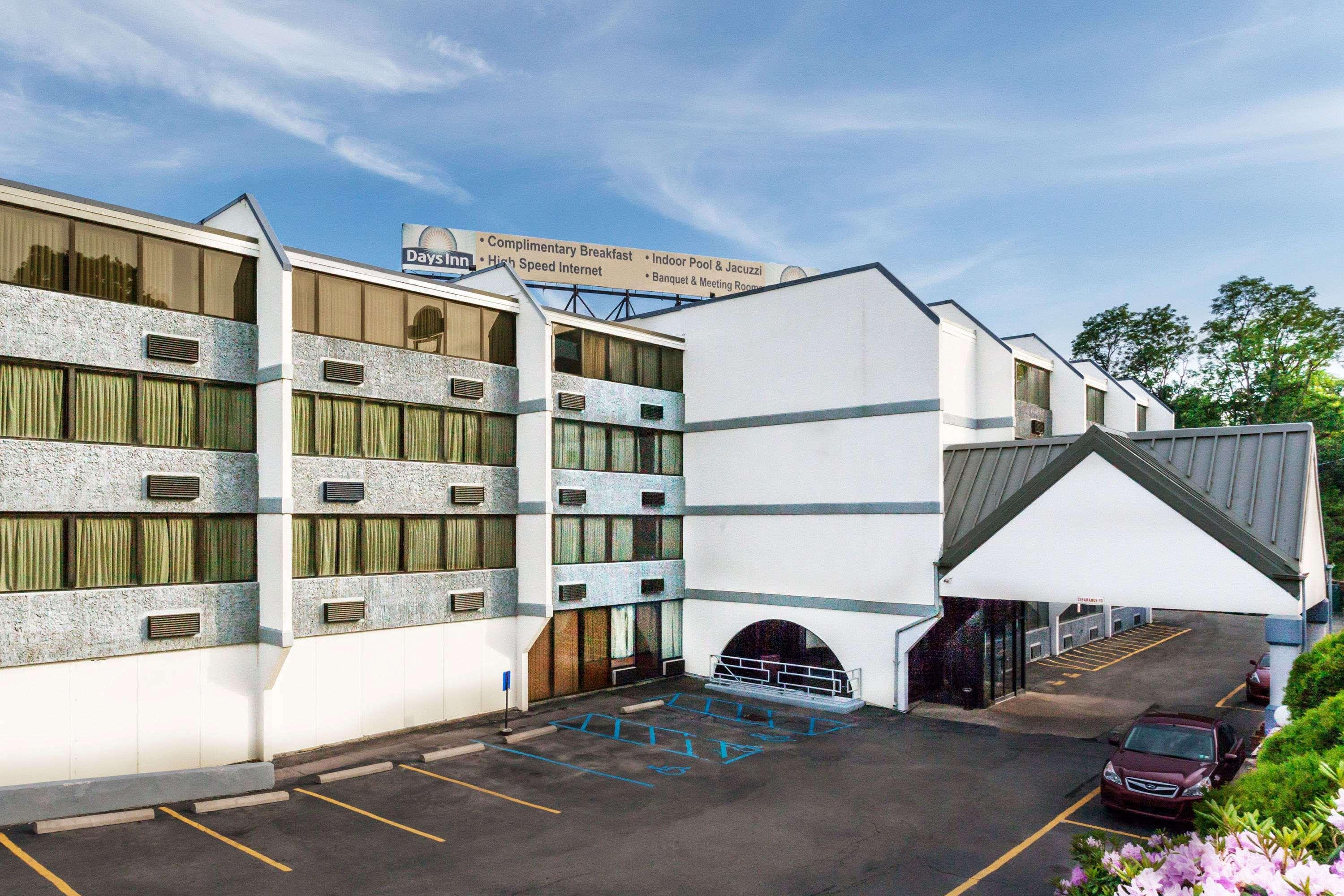 Vista Exterior Days Inn by Wyndham Scranton PA