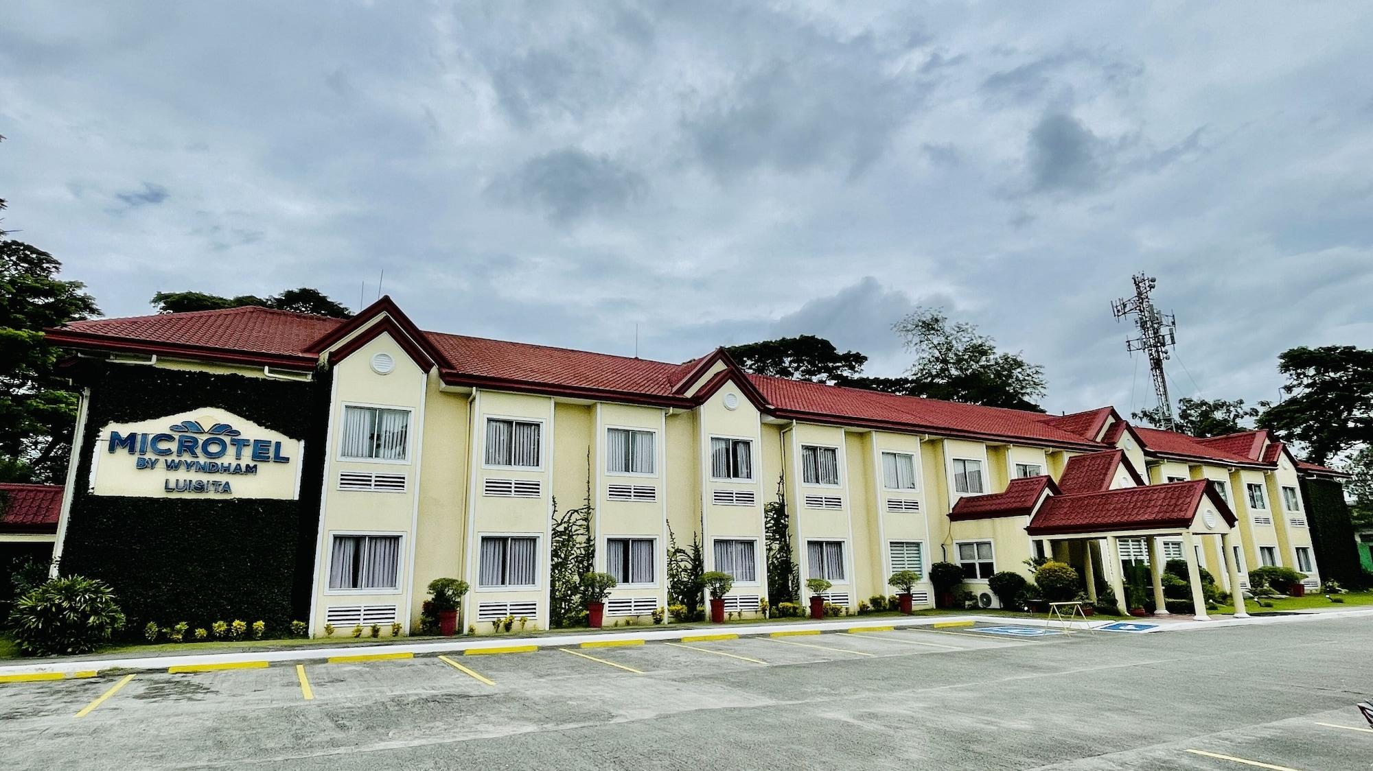 Vista Exterior Microtel by Wyndham Tarlac