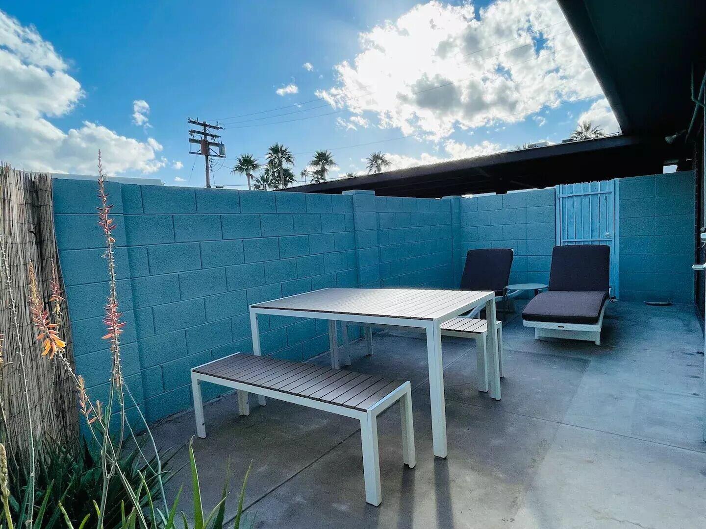 Vista Exterior Walkable OTS Mid Century Condo-Pool