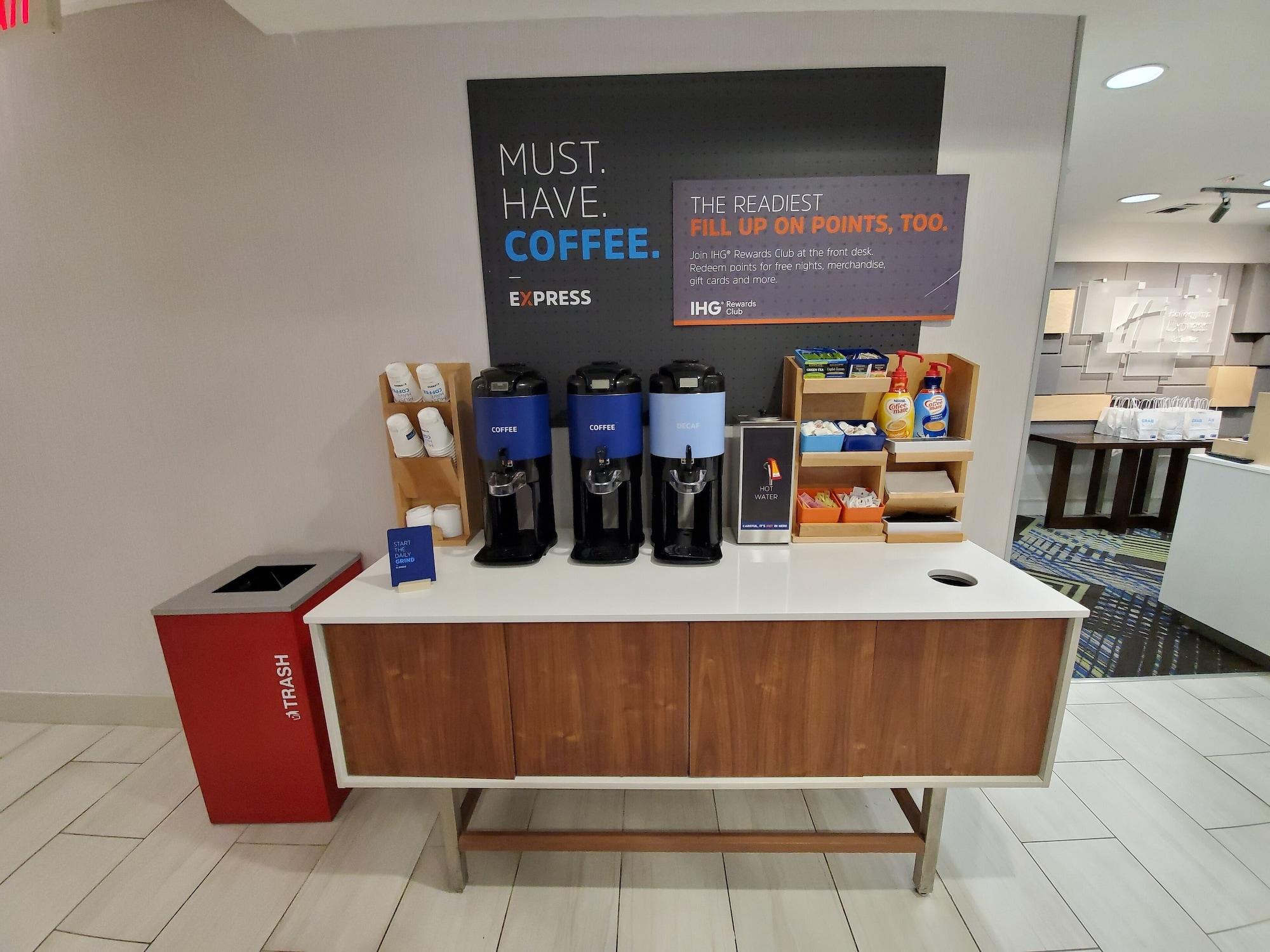 Bar/Salón Holiday Inn Express & Suites Seattle North - Lynnwood by IHG