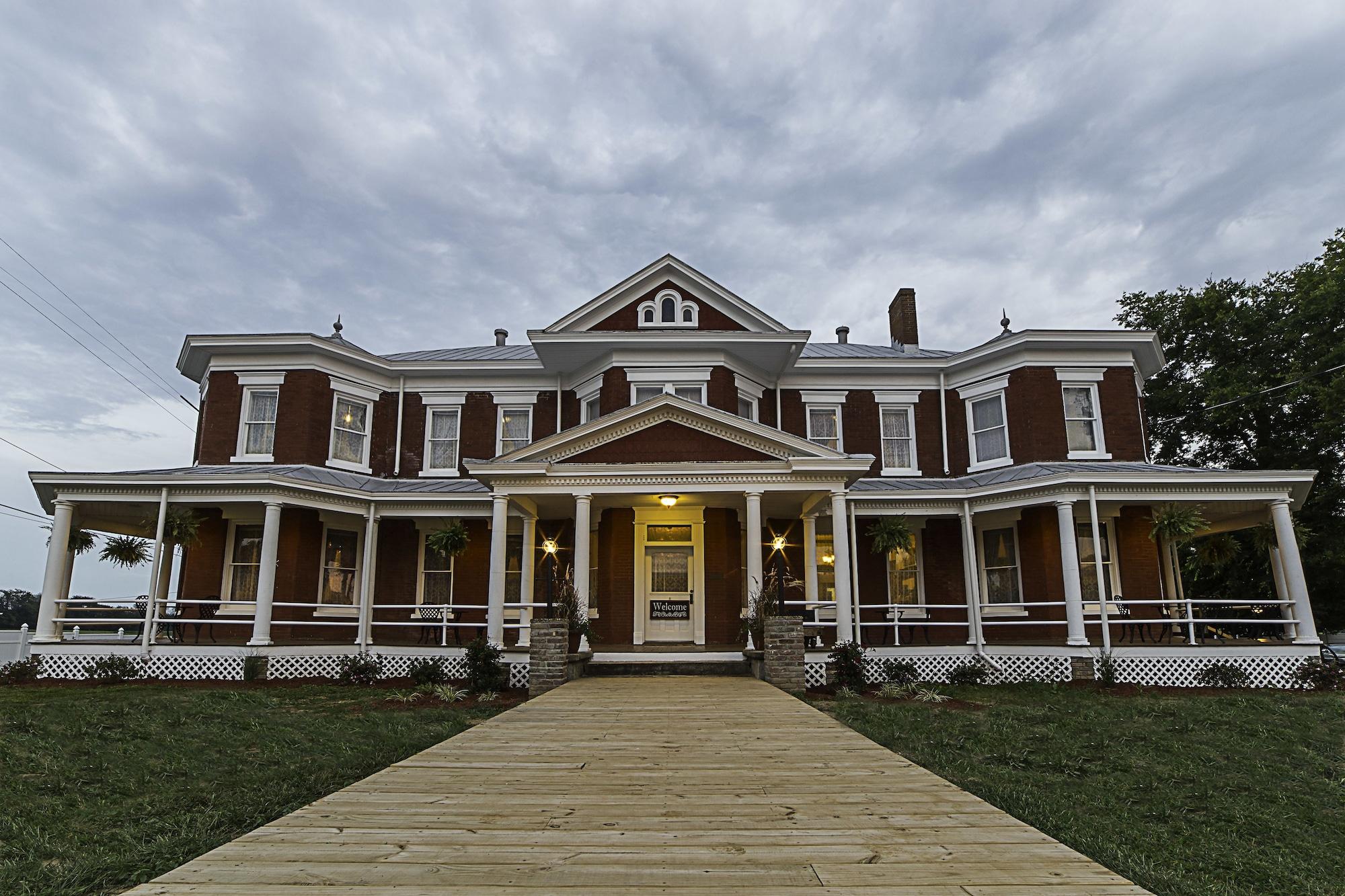 Vista Exterior Grand Victorian Inn