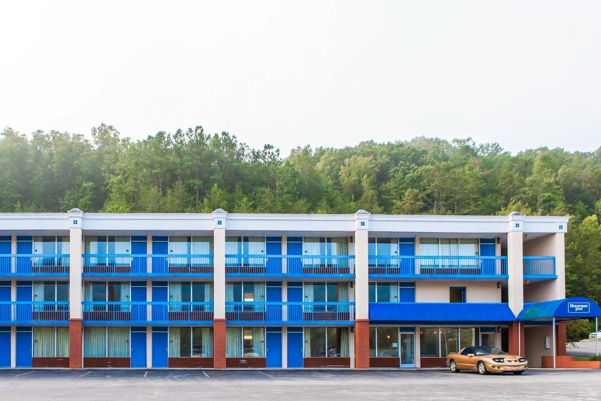 Vista Exterior Rodeway Inn & Suites