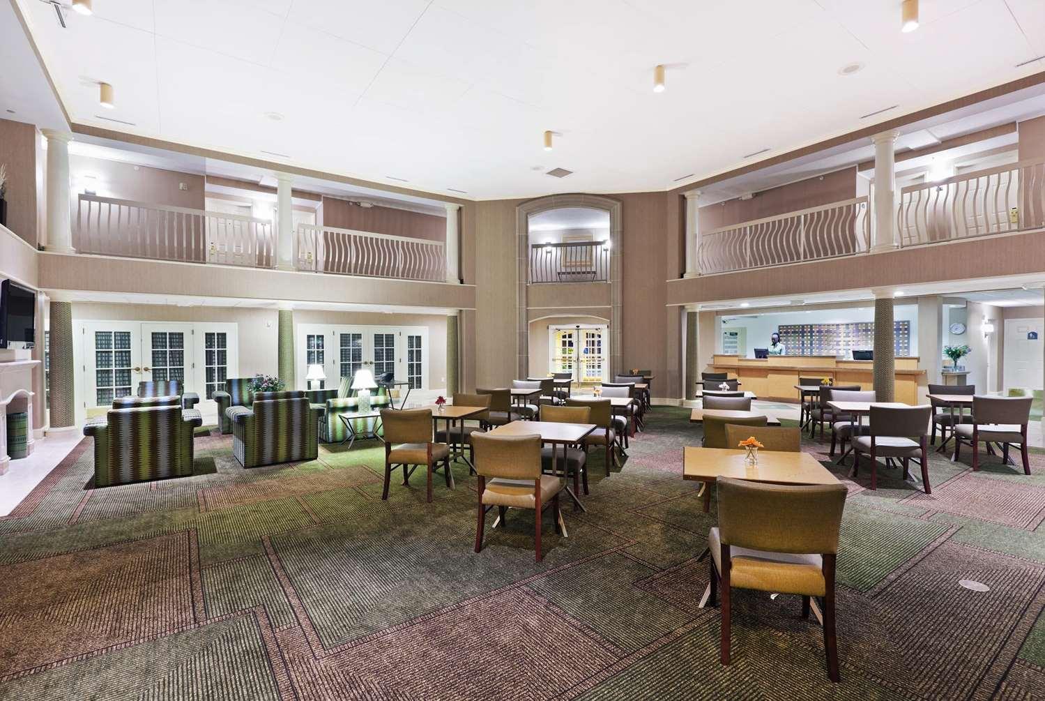Vista do lobby La Quinta Inn & Suites Houston Bush IAH South