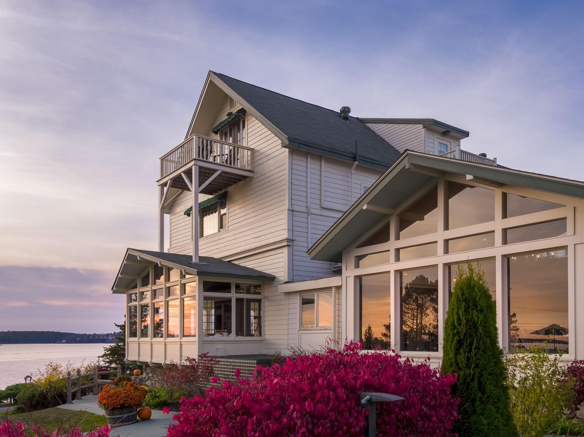 Vista Exterior Spruce Point Inn