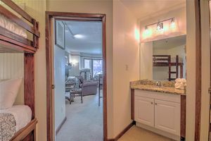Alquiler Vacacional - Copper Center Village. Newly renovated. Gas Fireplace. FREE Underground Parking.