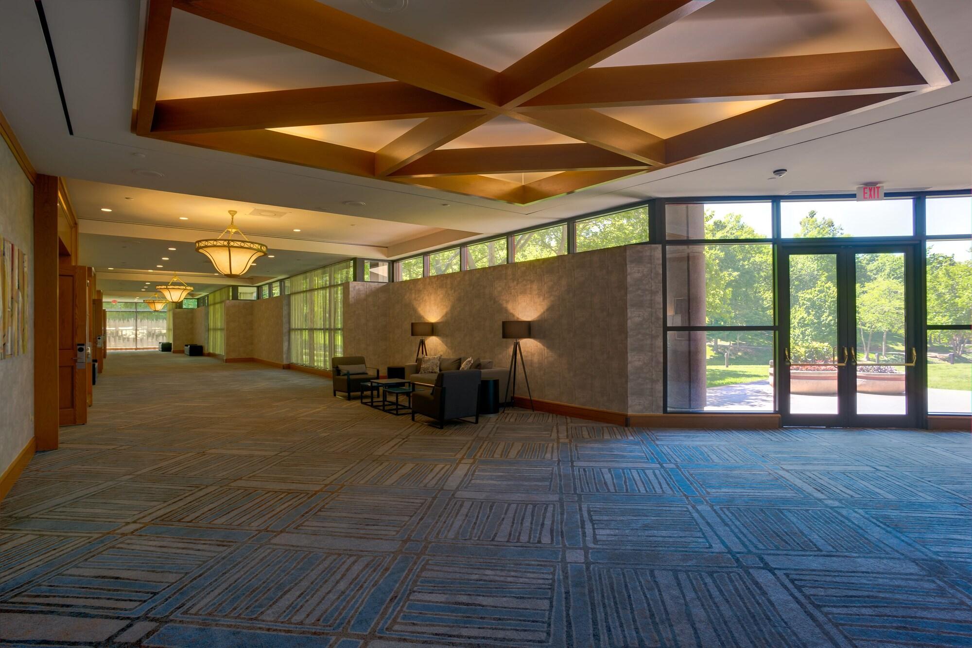 Vista Lobby DoubleTree by Hilton Tulsa - Warren Place