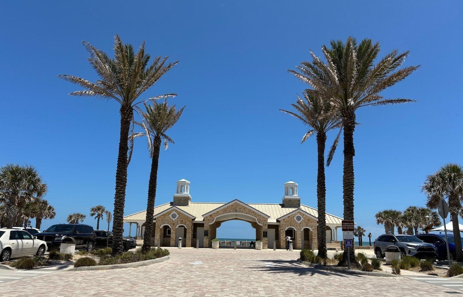 Varios Georgian Inn Beach Club