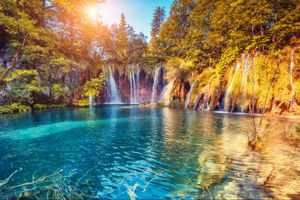 Actividad - Traslado grupal de Zagreb a Split con entrada a los lagos de Plitvice incluida
