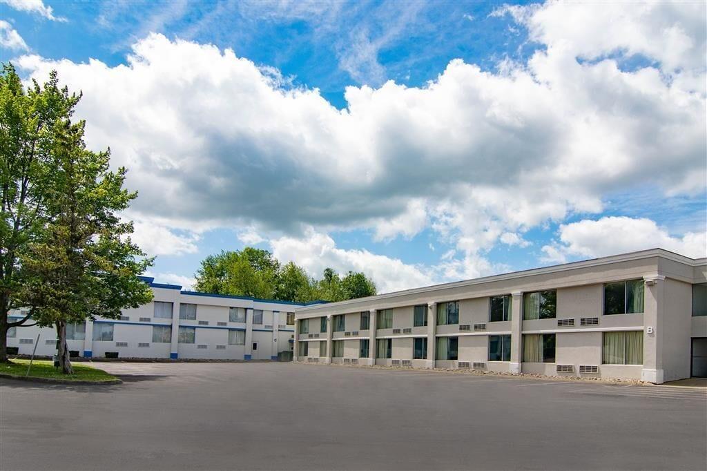 Vista Exterior Studio 6 Suites Clarion, PA