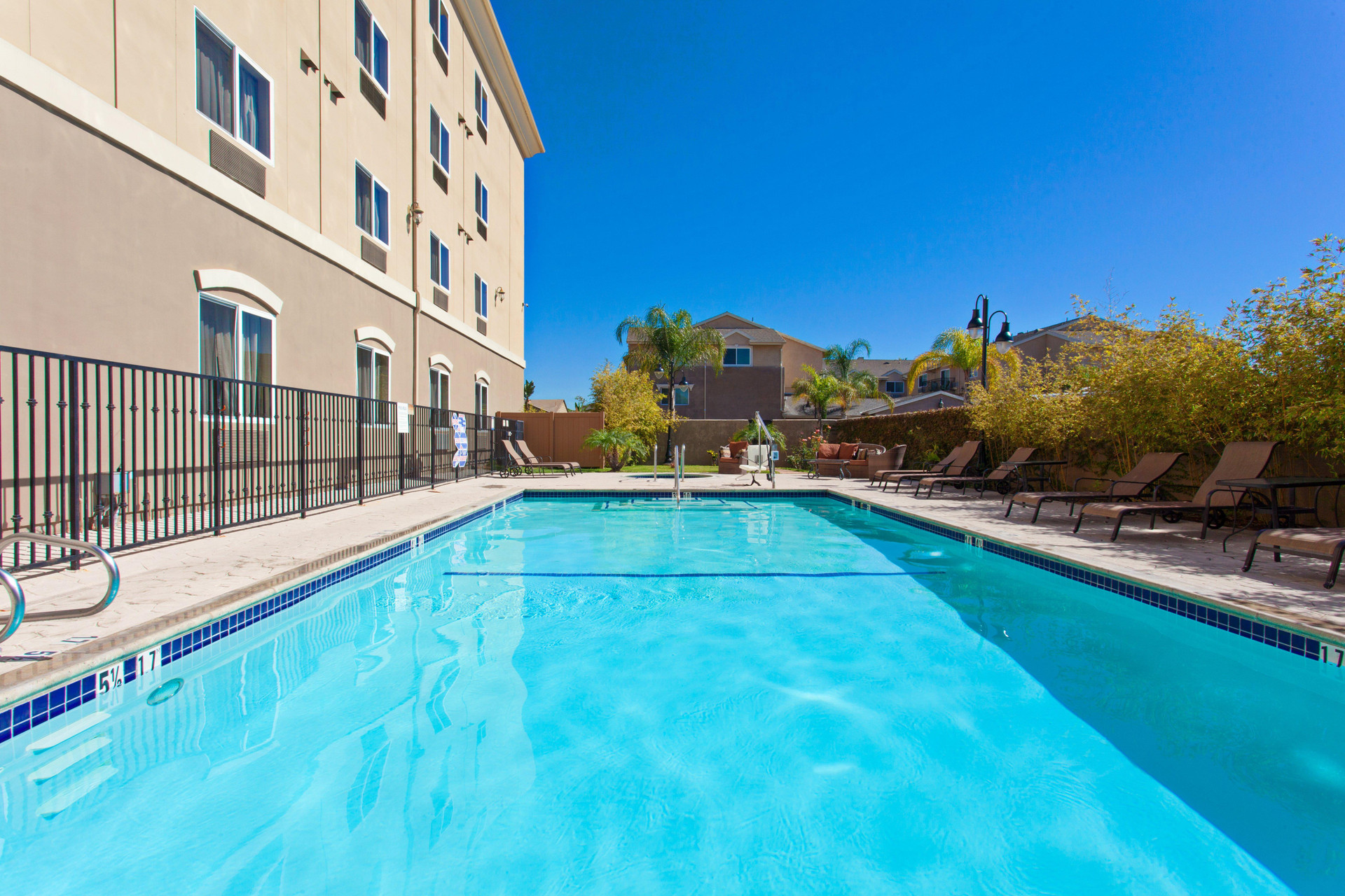 Vista Piscina Holiday Inn Express Los Angeles Airport Hawthorne by IHG