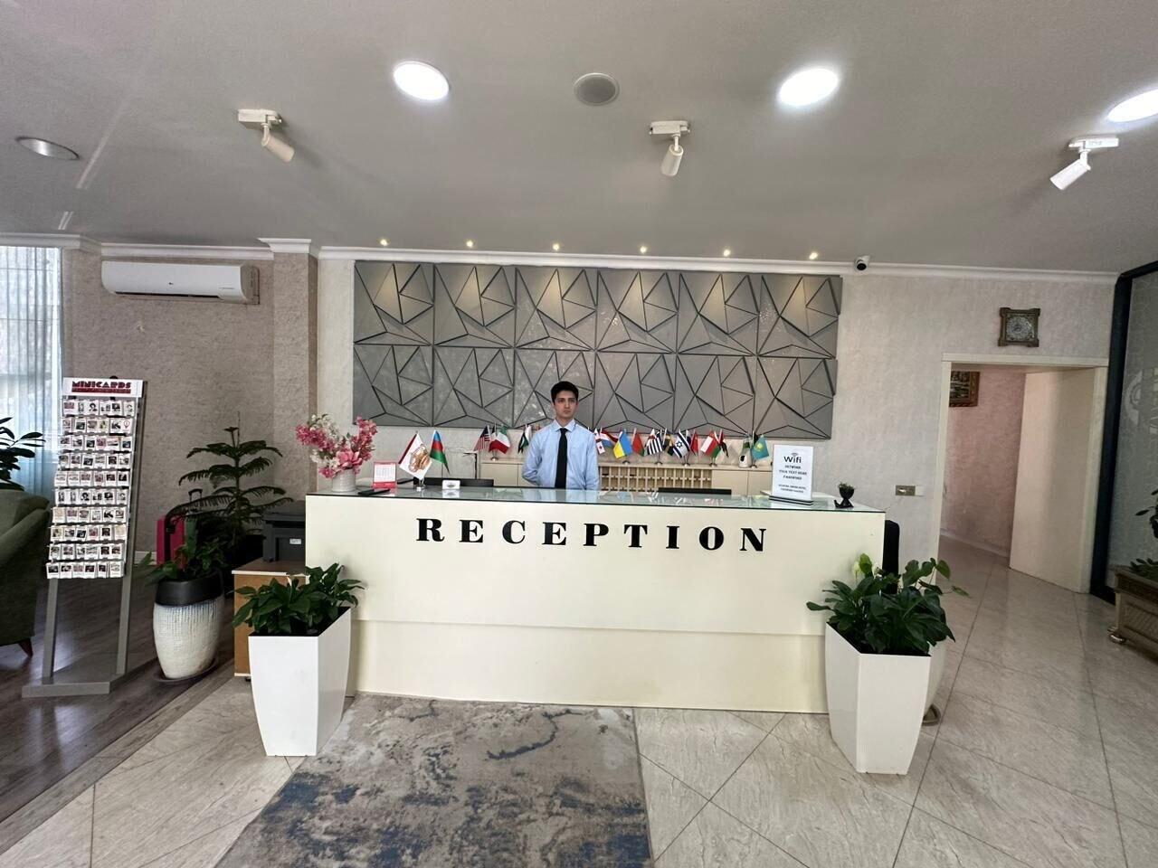 Vista Lobby Empire Hotel