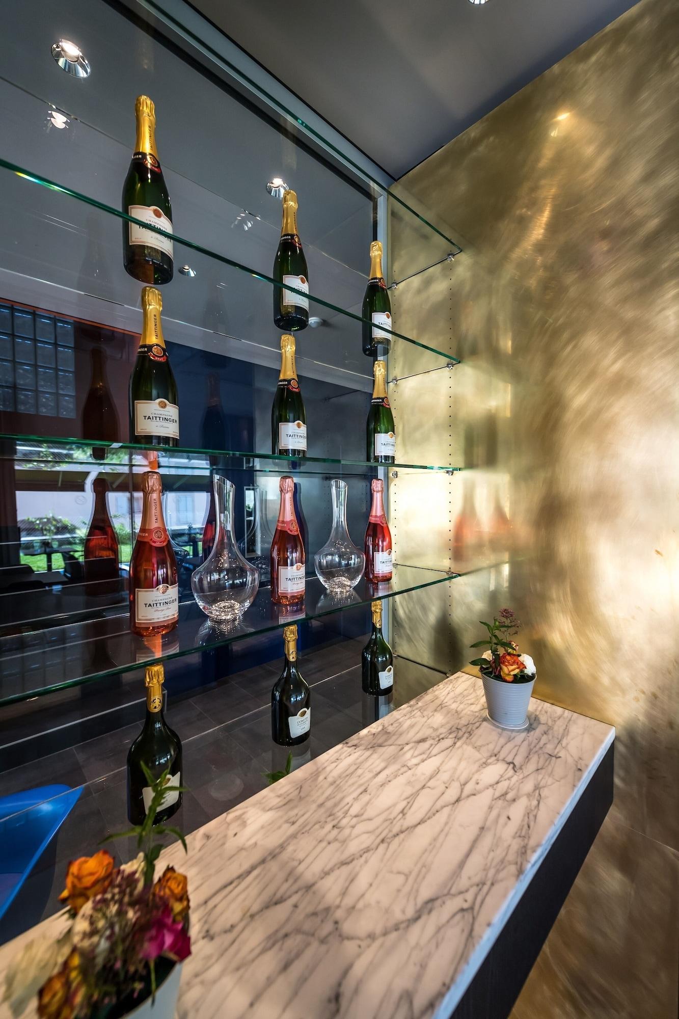 Bar/Salón Châtonneyre Hôtel et Restaurant