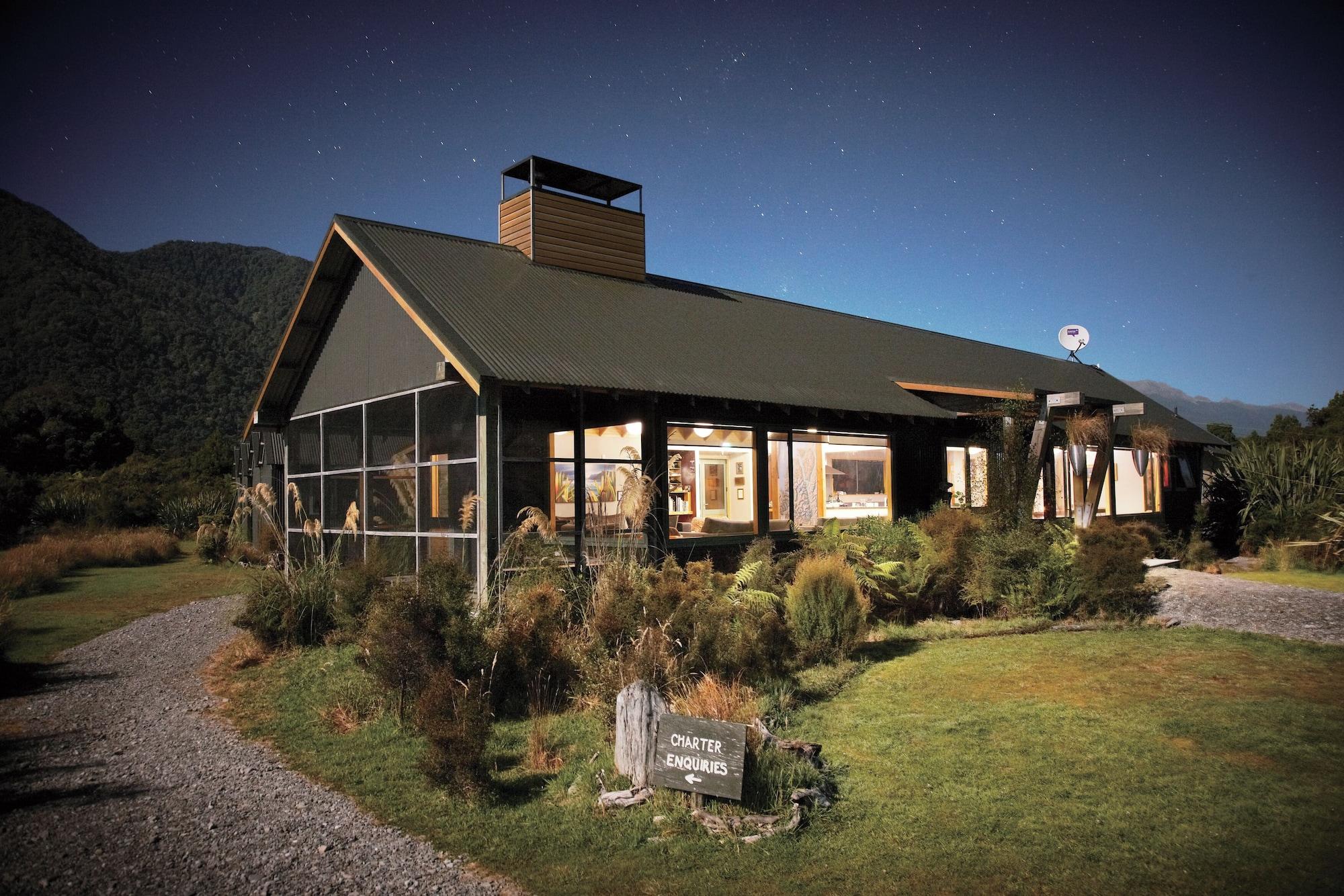 Vista Exterior Waitai Lodge - Fiordland Escape
