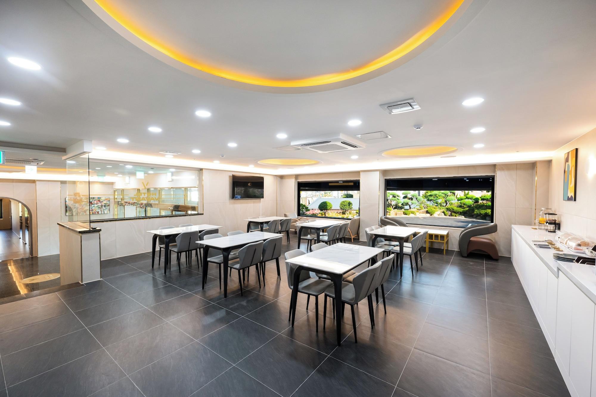 Restaurant VAVANT TOURIST HOTEL