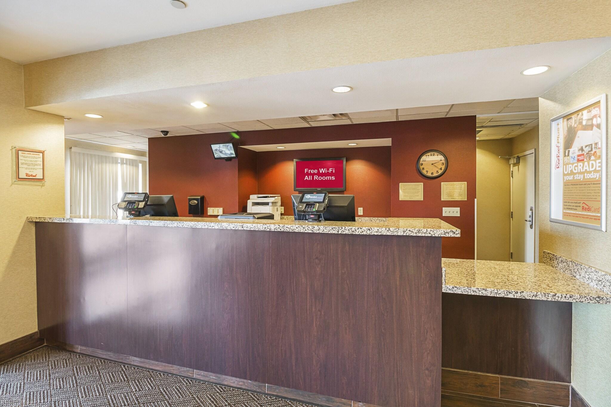 Vista Lobby Red Roof Inn PLUS+ Phoenix West