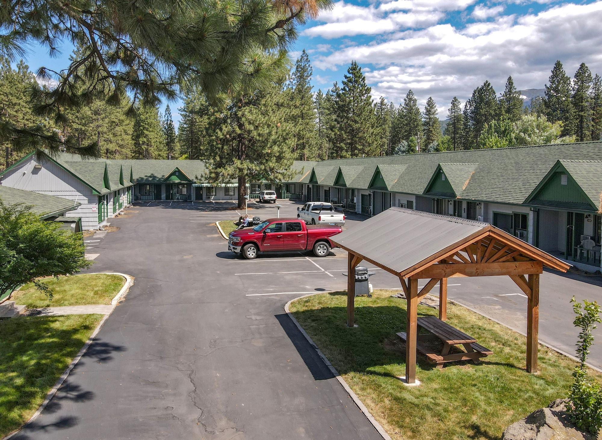 Varios Green Gables Motel & Suites