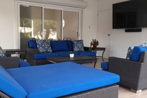 Alquiler Vacacional - Private Villa with Resort style pool and manicured gardens.four minutes to Eagle