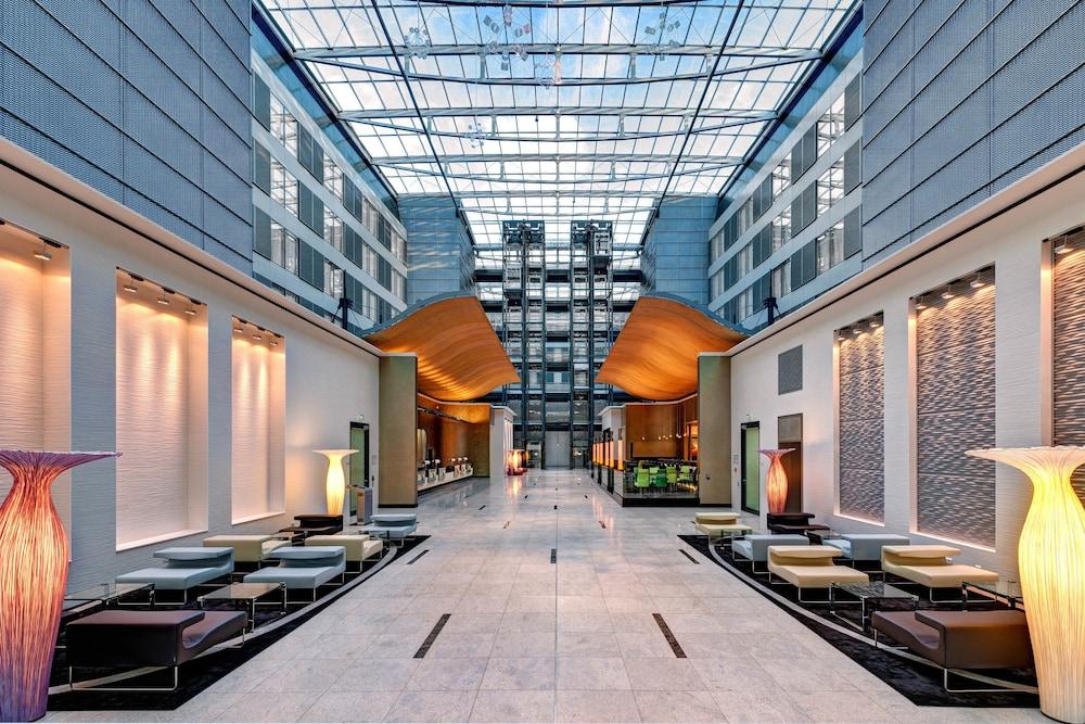 Vista do lobby Hilton Frankfurt Airport