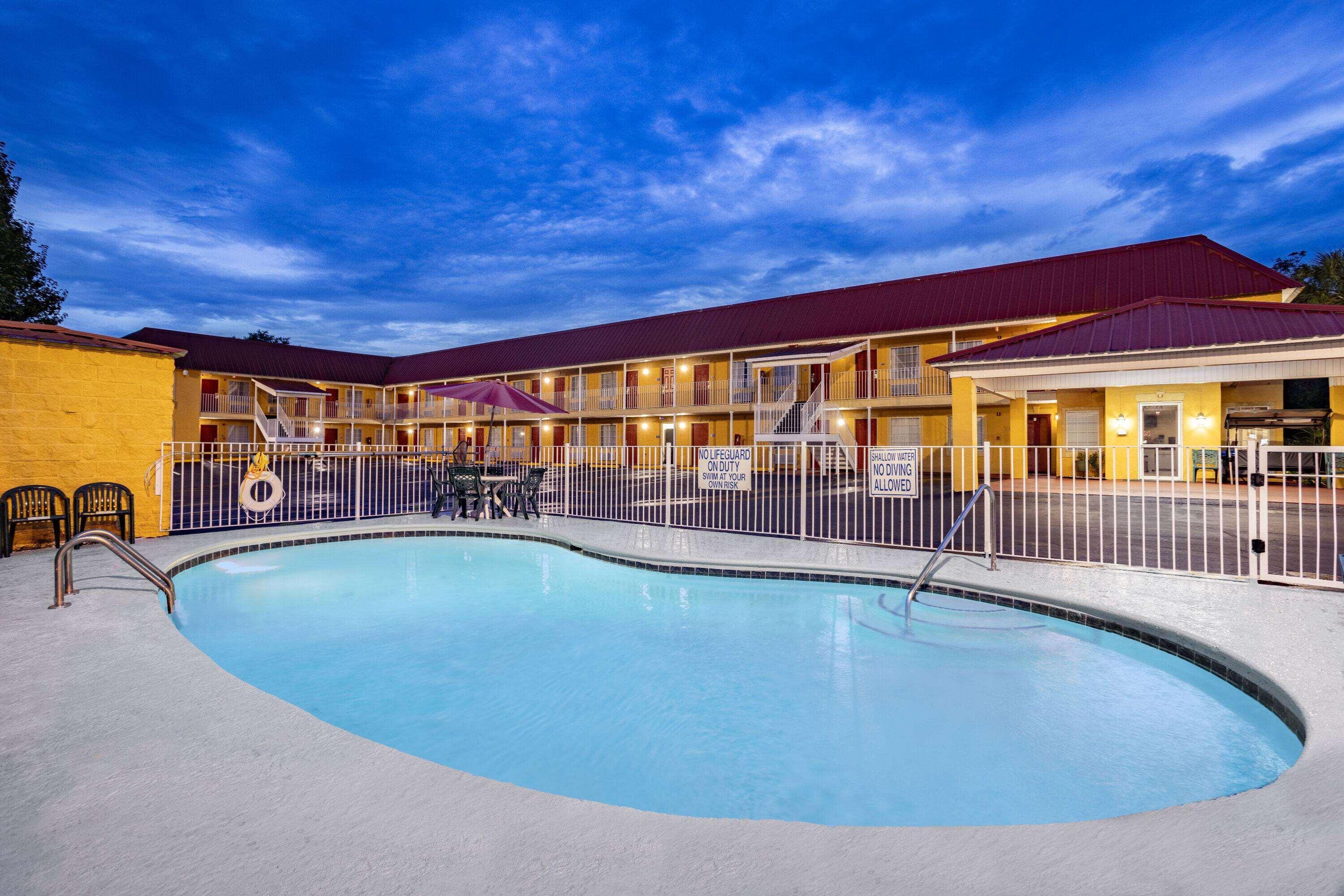 Vista Piscina Days Inn by Wyndham Barnwell