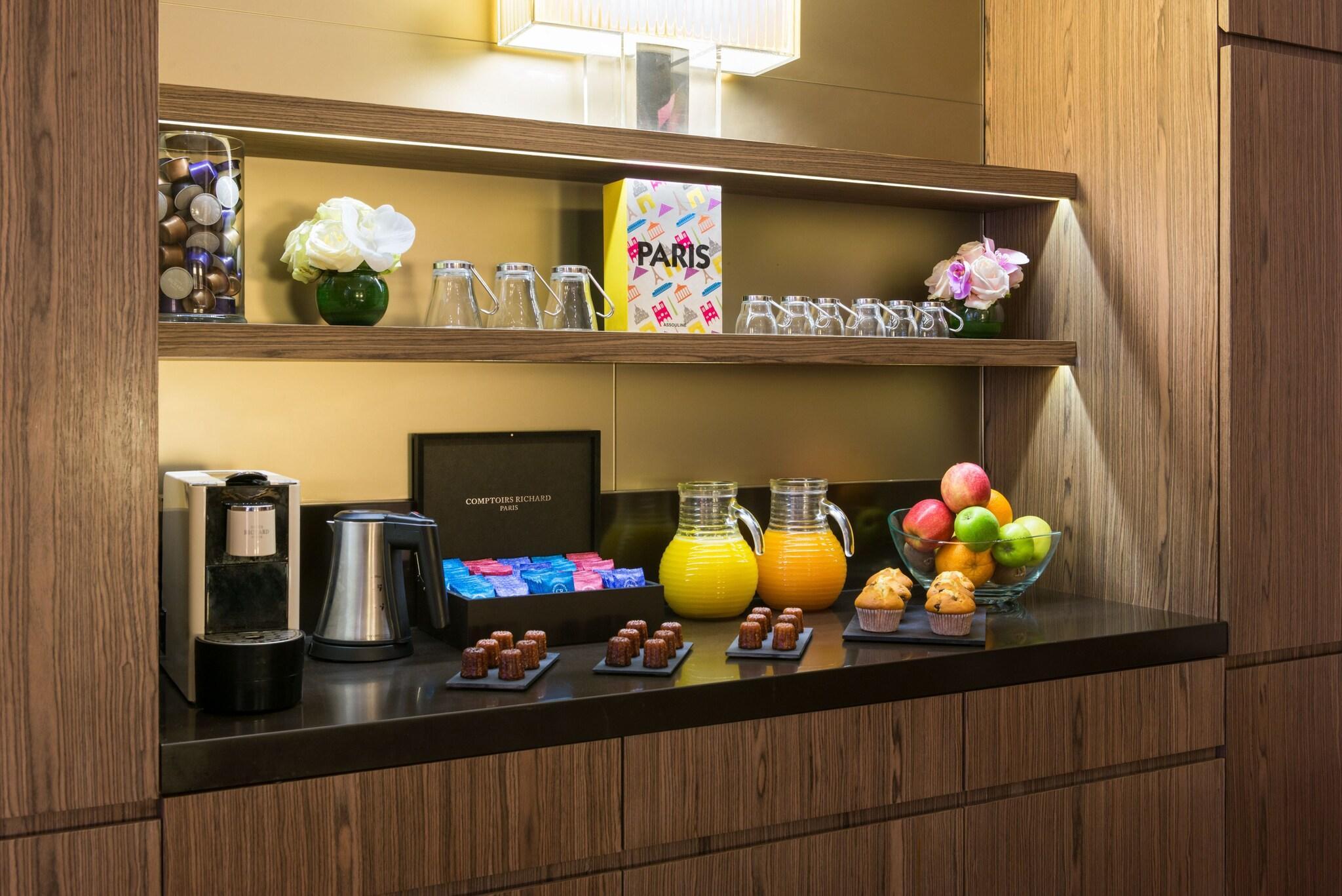 Bar/Salón Hôtel Le Tourville by Inwood Hotels