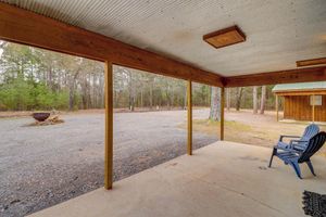 Alquiler Vacacional - 1/2 Mi to Greers Ferry Lake: Quiet Cabin w/ Porch