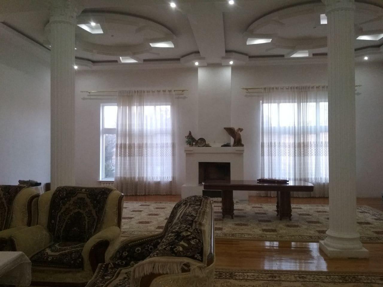 Vista Lobby May Weather