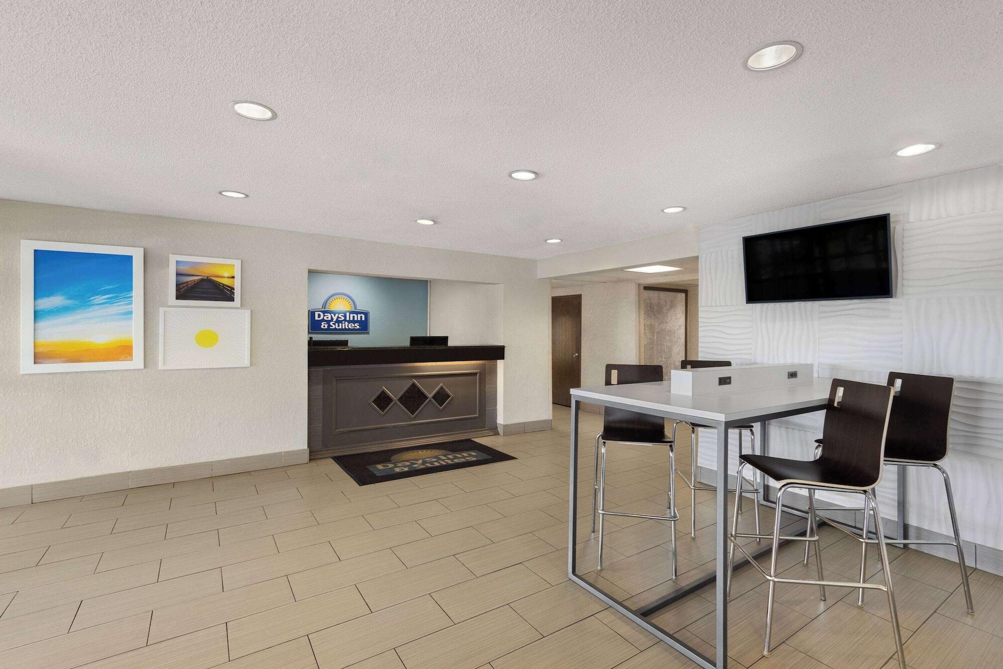 Vista Lobby Days Inn & Suites by Wyndham Kansas City South