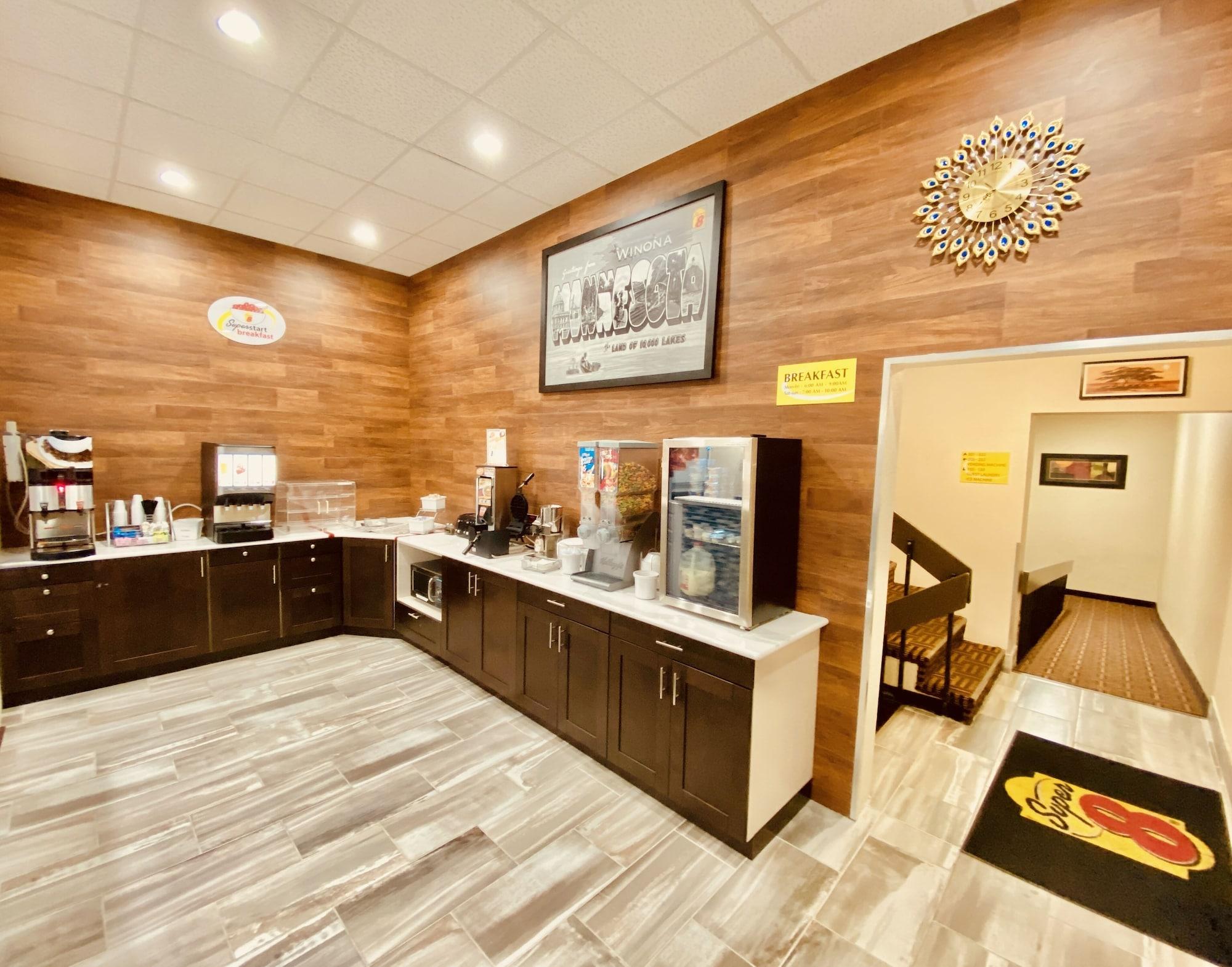 Restaurant Super 8 by Wyndham Winona MN