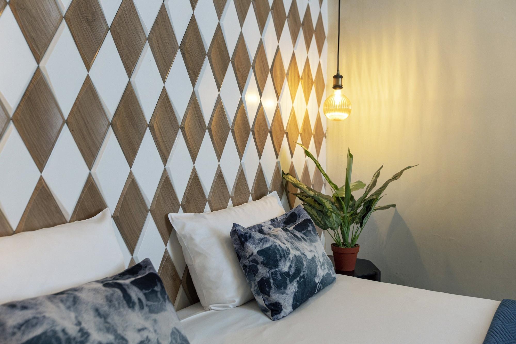 Varios Quentin Hotel Golden Bear